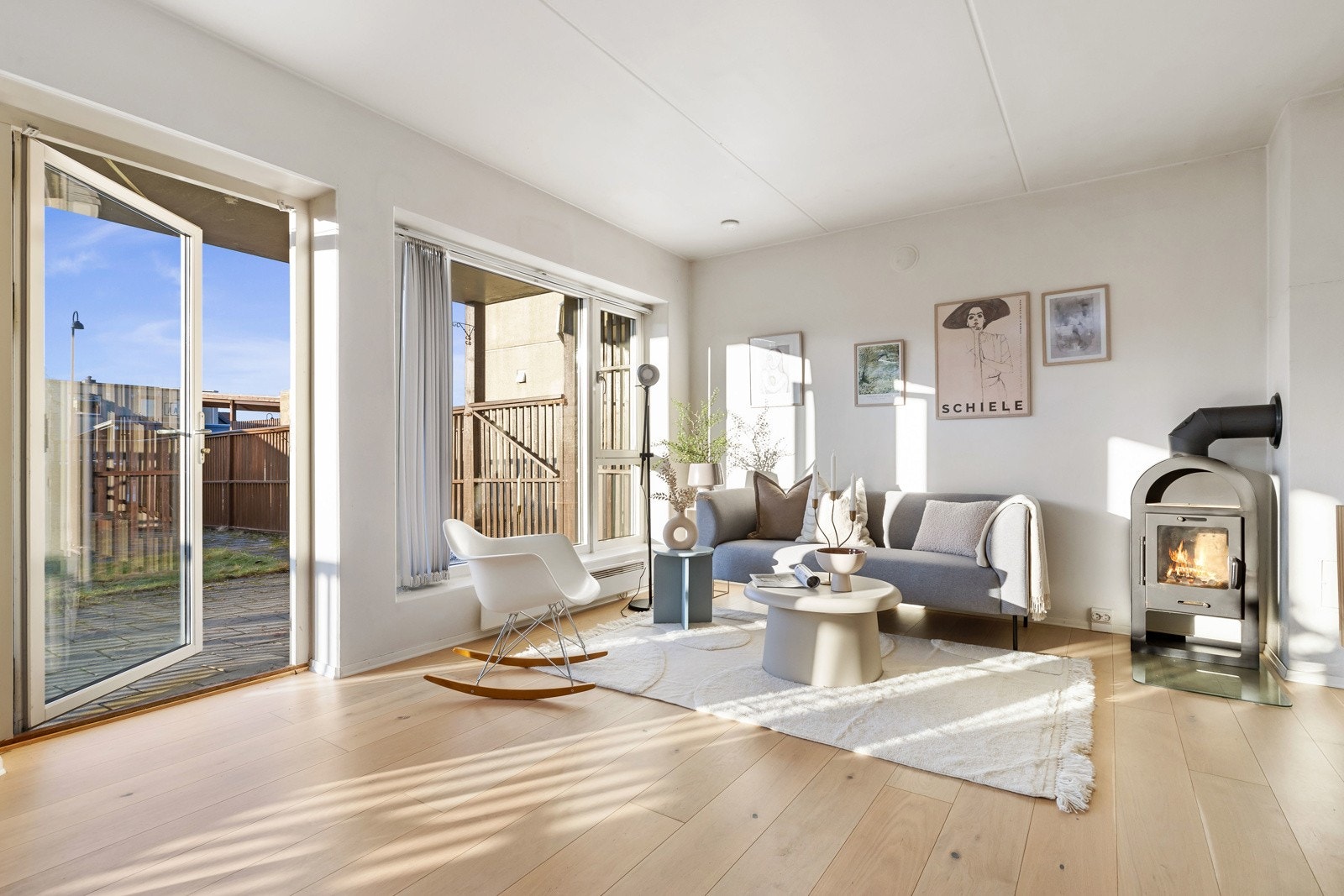 Fra stuen er det direkte utgang til terrasse og hage. Galleribilde