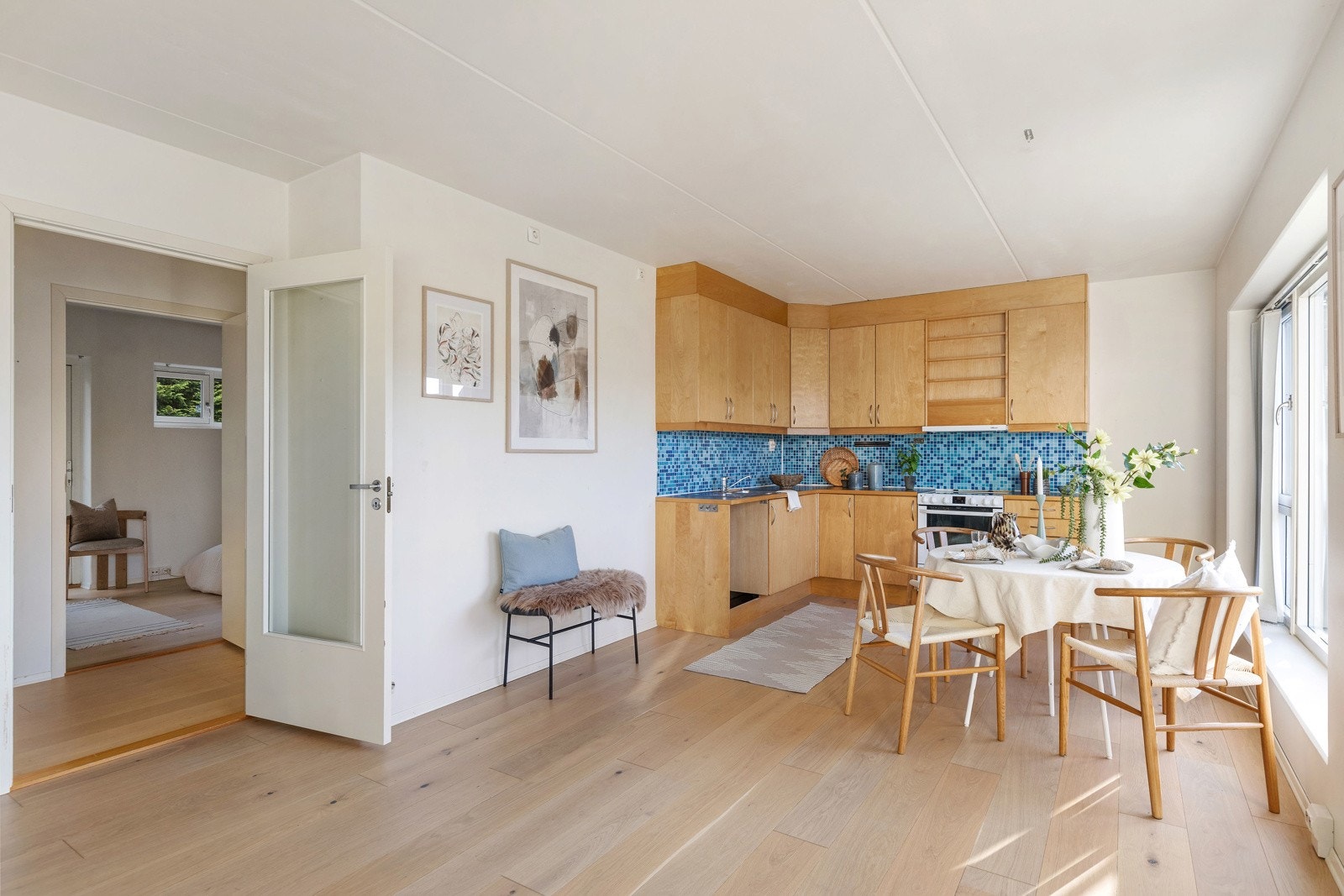 Det lekre gulvet gir en fin tråd gjennom hele leiligheten. Galleribilde