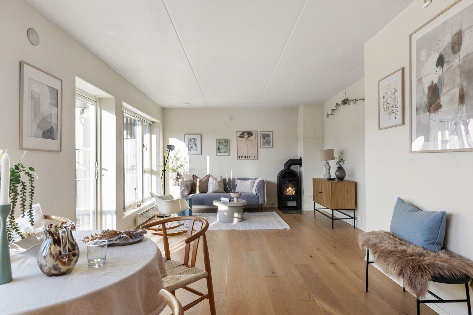 Lysmalte flater, listefritt i tak og pen en -stavs parkett fra 2017. Galleribilde