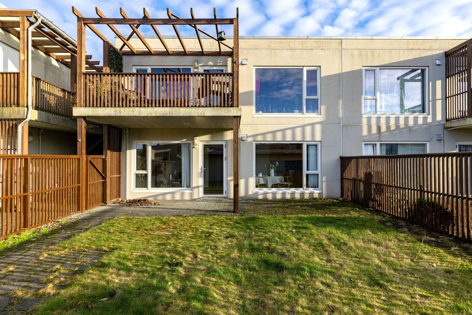 Gode solforhold med uteområde på begge sider av leiligheten. Galleribilde