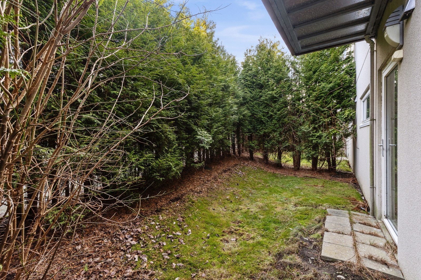 Kjekk liten hageflekk med direkte utgang fra hovedsoverommet. Galleribilde