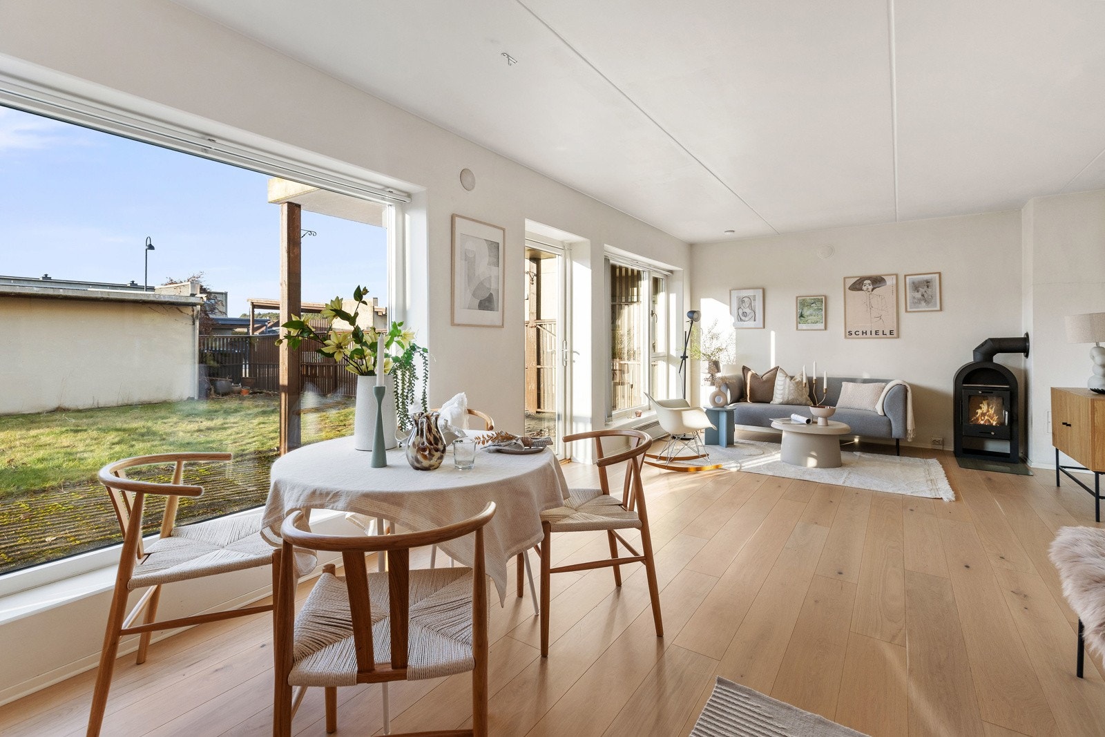 Planløsningen gir plass til både spisebord og sofagruppe. Galleribilde