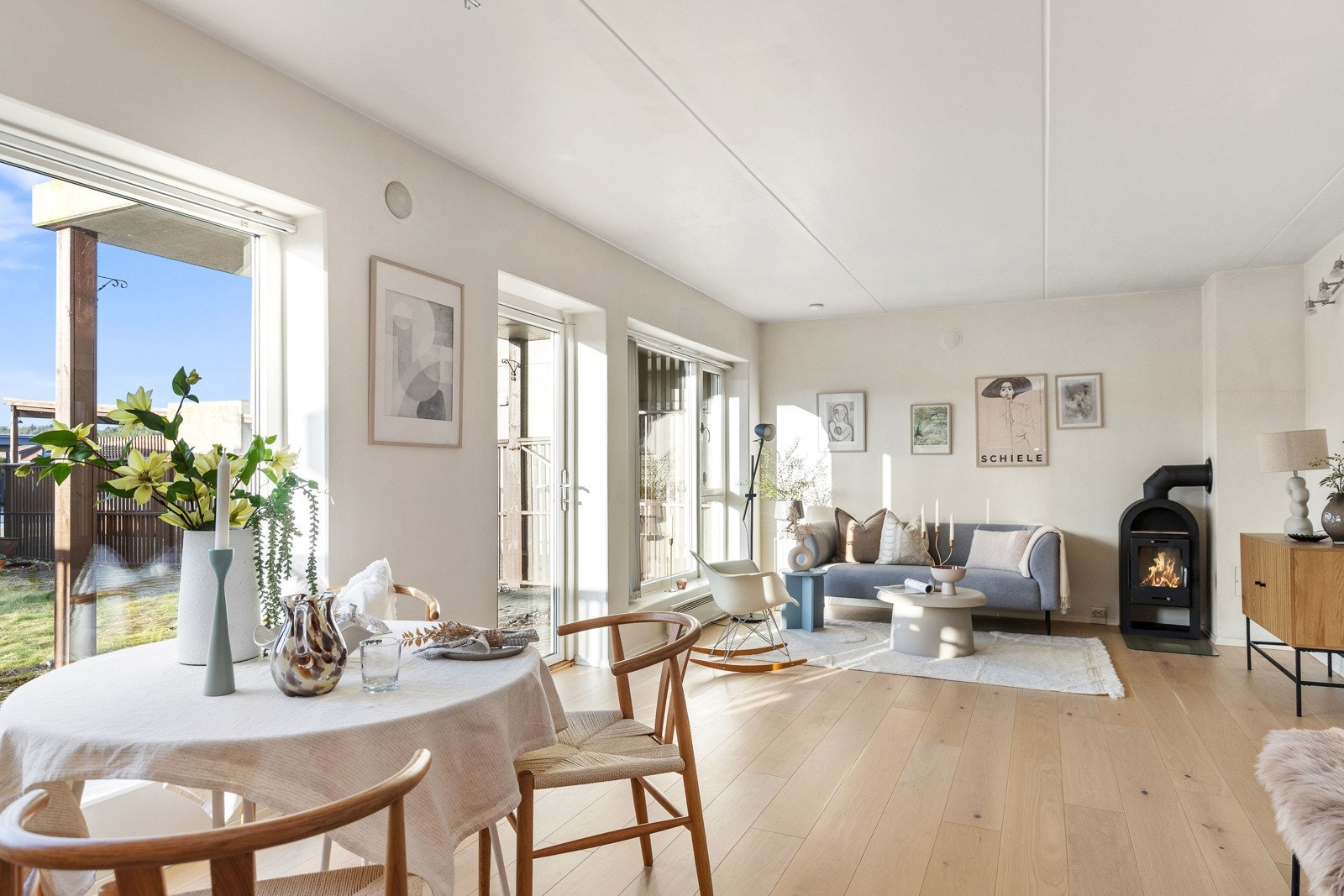 Store vindusflater som gir naturlig mye lys. Galleribilde