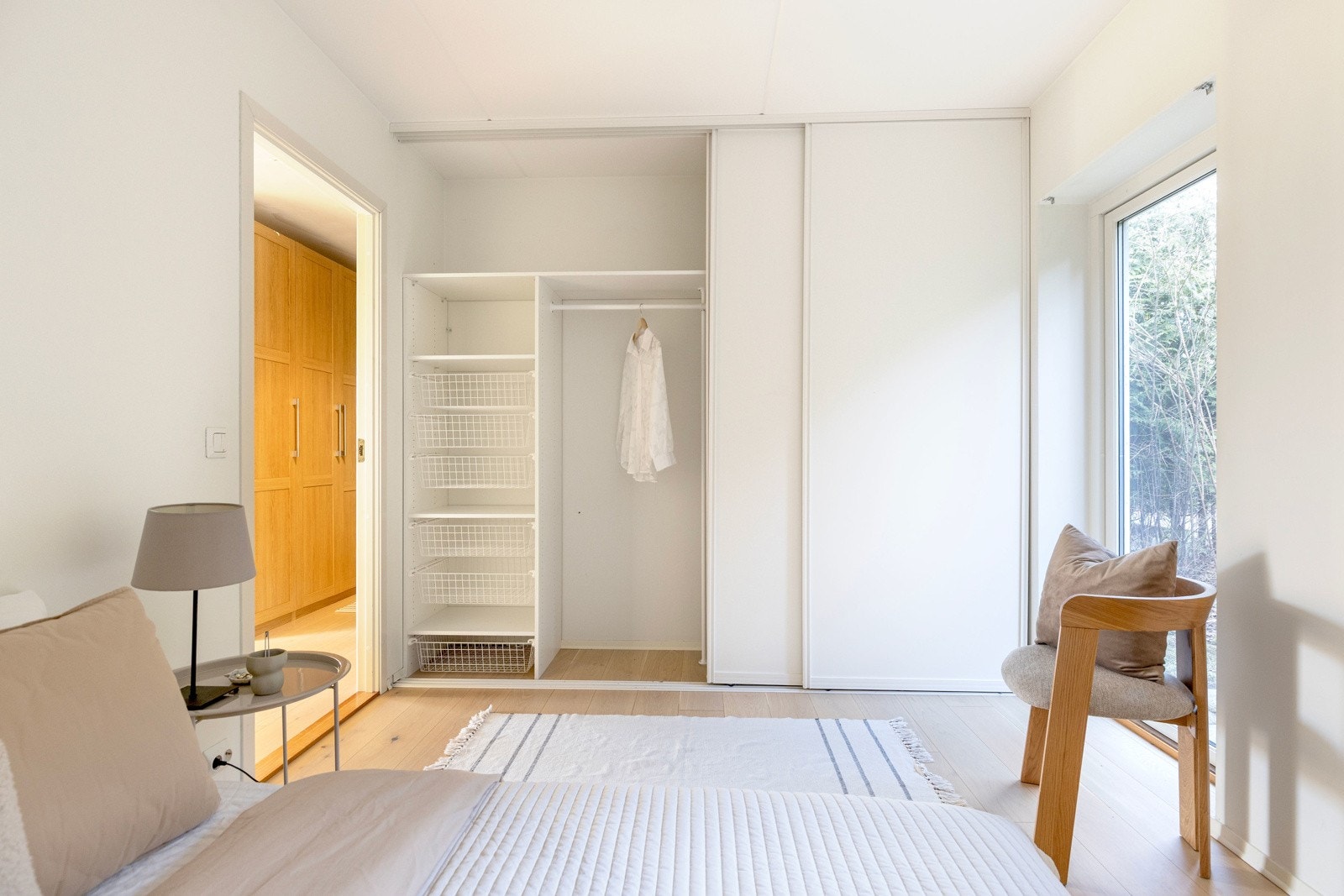 Innebygd og stor skyvedørsgarderobe. Galleribilde