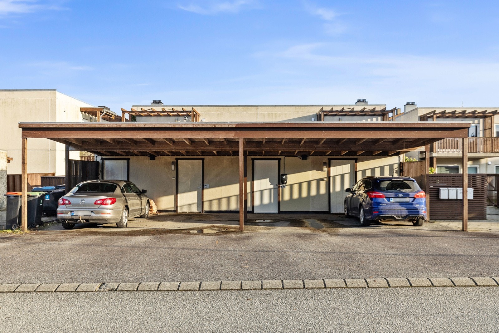 Fast biloppstillingsplass i carport og tilhørende sportsbod. Galleribilde