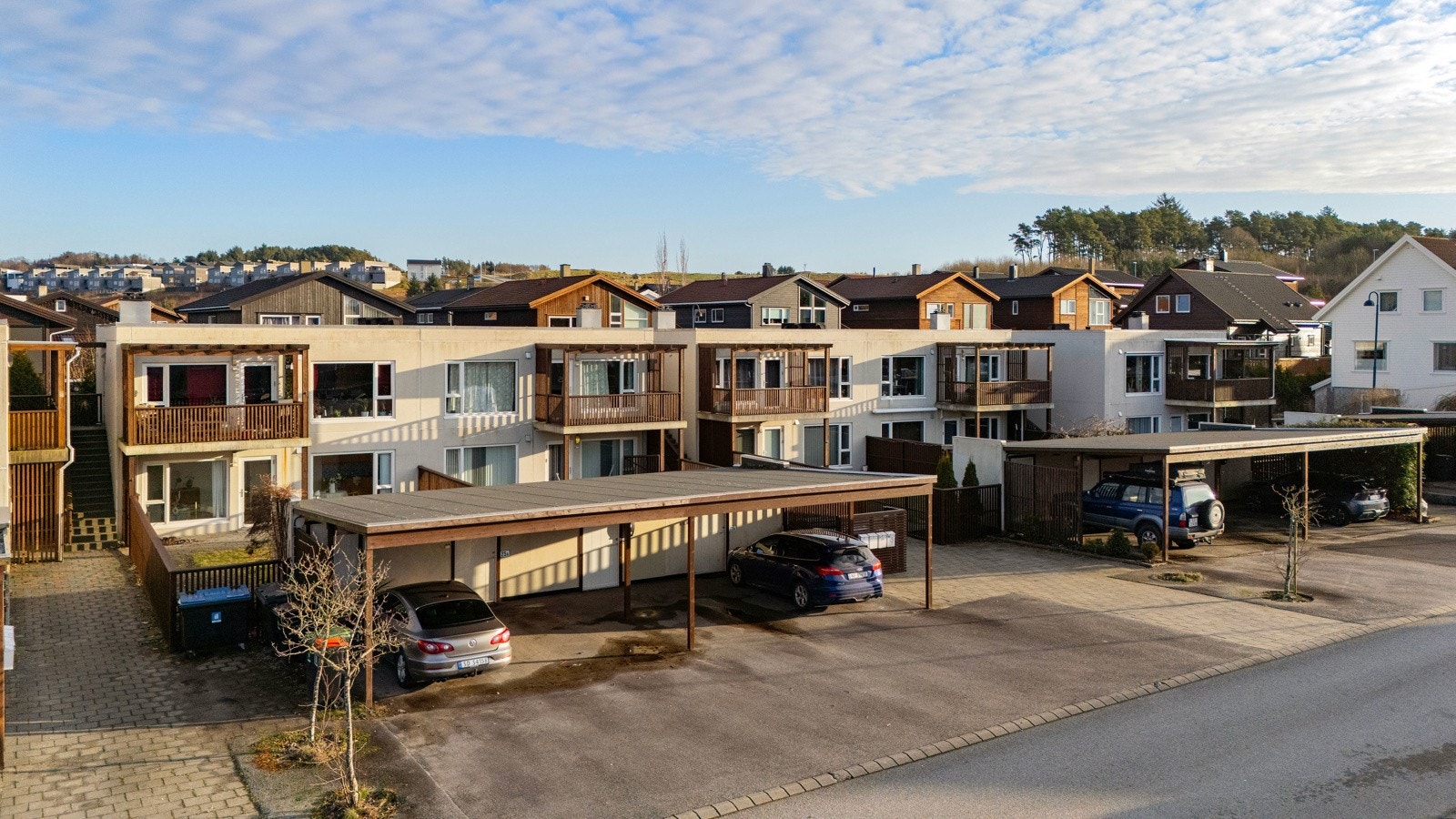 Kjekk beliggenhet med kort vei til både Klepp, Sandes og Bryne. Kalbergskogen og Frøylandsvatnet med fine turmuligheter like ved. Galleribilde