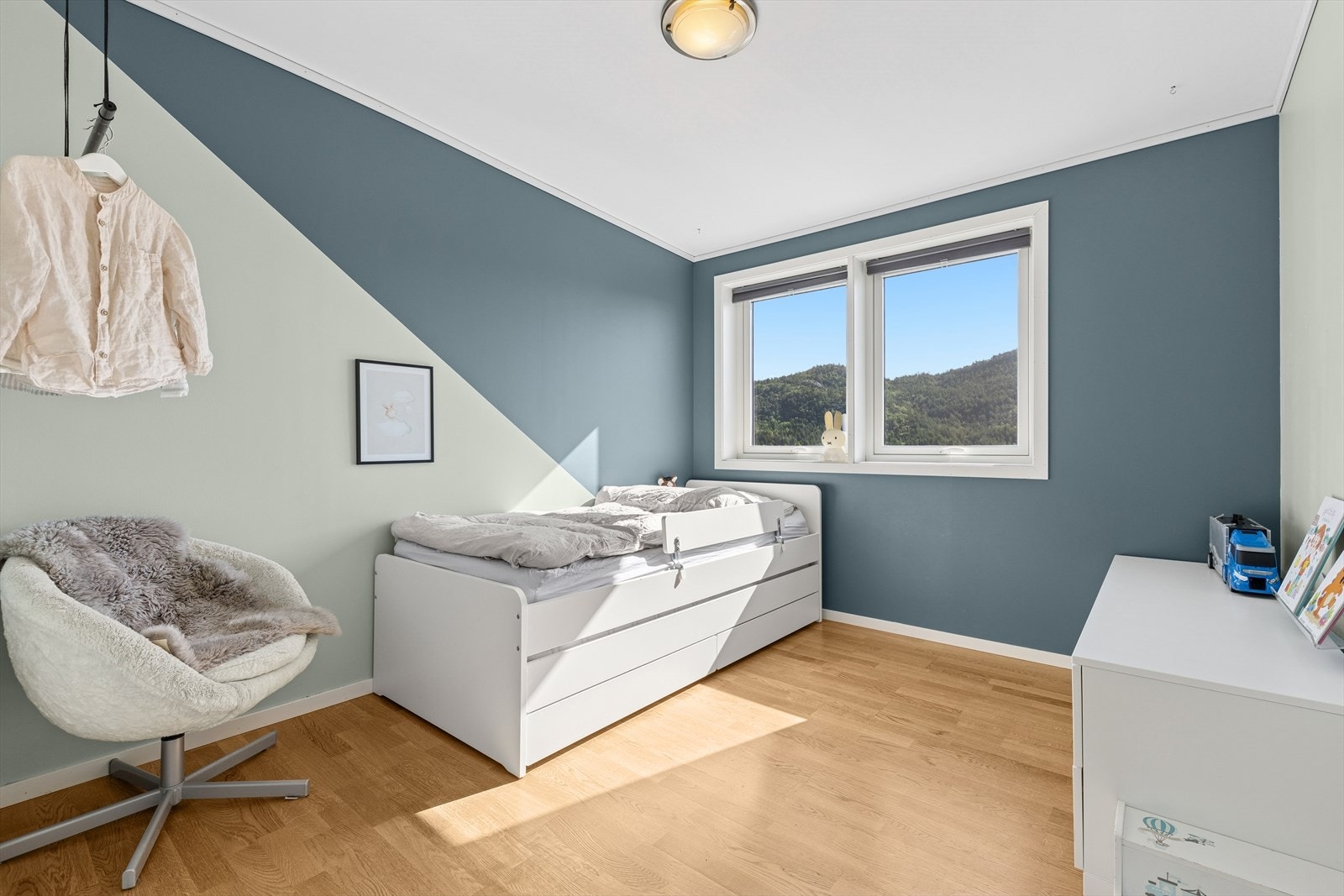 De to øvrige soverommene egner seg godt som barnerom eller hjemmekontor og har flott utsikt. Galleribilde
