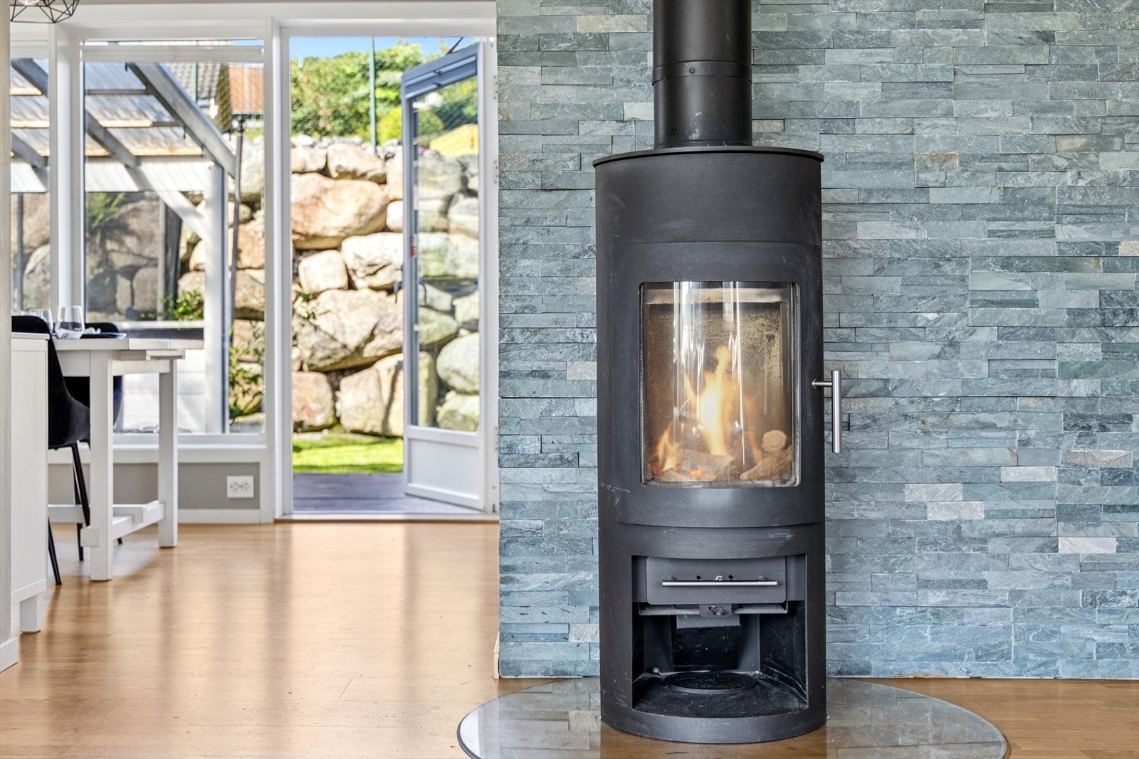 Stuen er i tillegg utstyrt med vedovn som bidrar til behagelig og jevn varme. Galleribilde