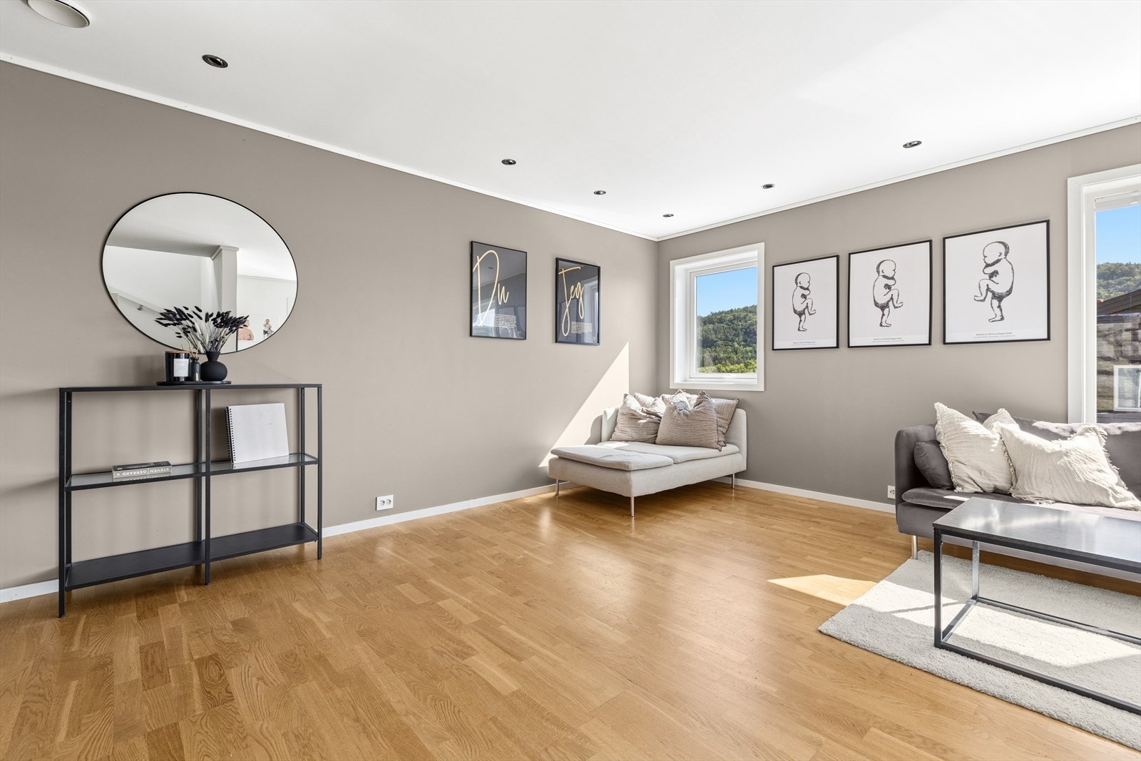 Her er det god plass til en større sittegruppe, spotter i taket, og boligen er utstyrt med balansert ventilasjon. Galleribilde