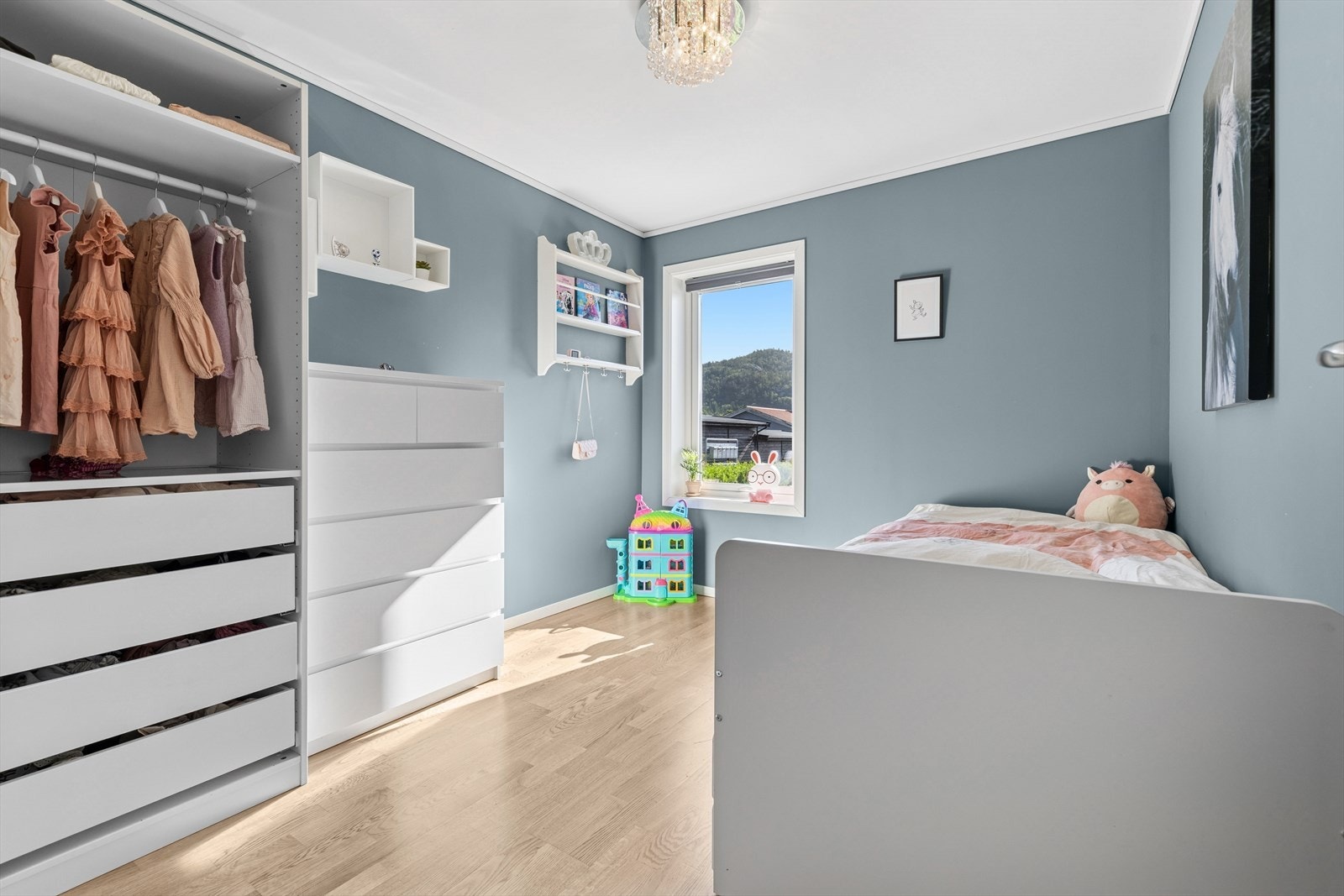 Soverom nr. 4 egner seg perfekt som gjesterom, tenårings rom, kontor eller ekstra TV-stue. Galleribilde