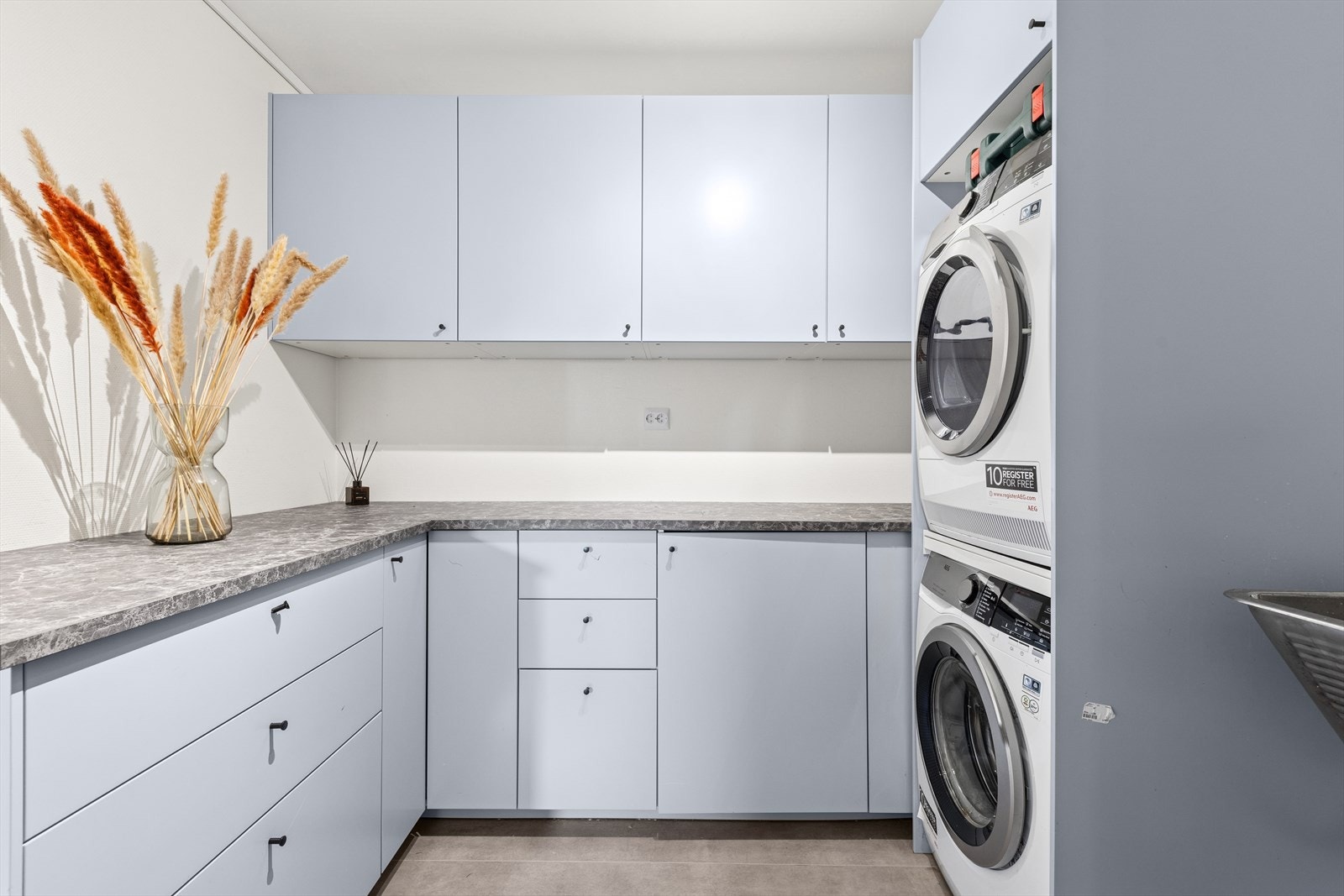 I tillegg finnes det en romslig bod for ekstra oppbevaring i samme etasje. Galleribilde