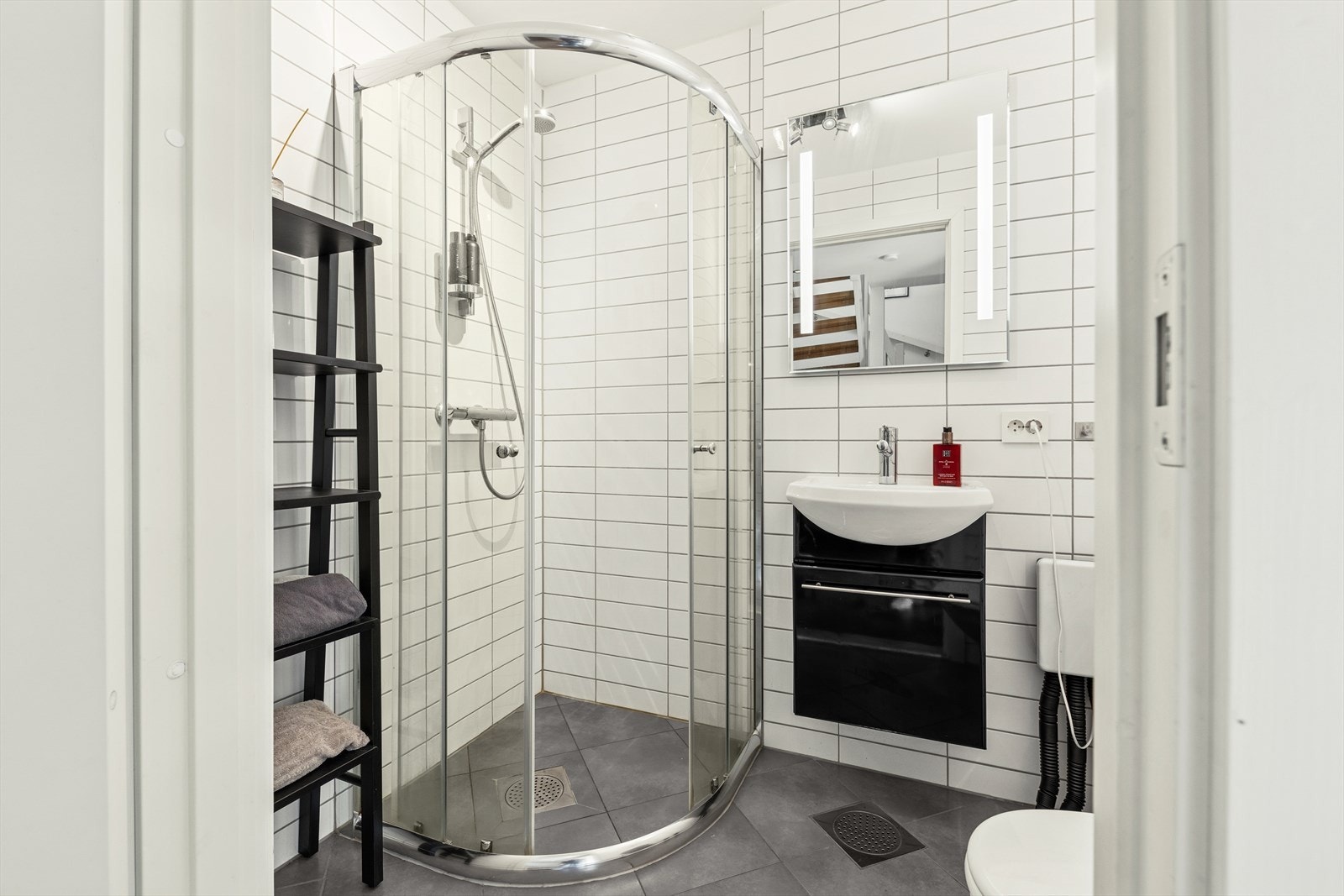 Bad nr. 2 i første etasje har flislagt gulv, dusj-sone, vask og toalett. Galleribilde