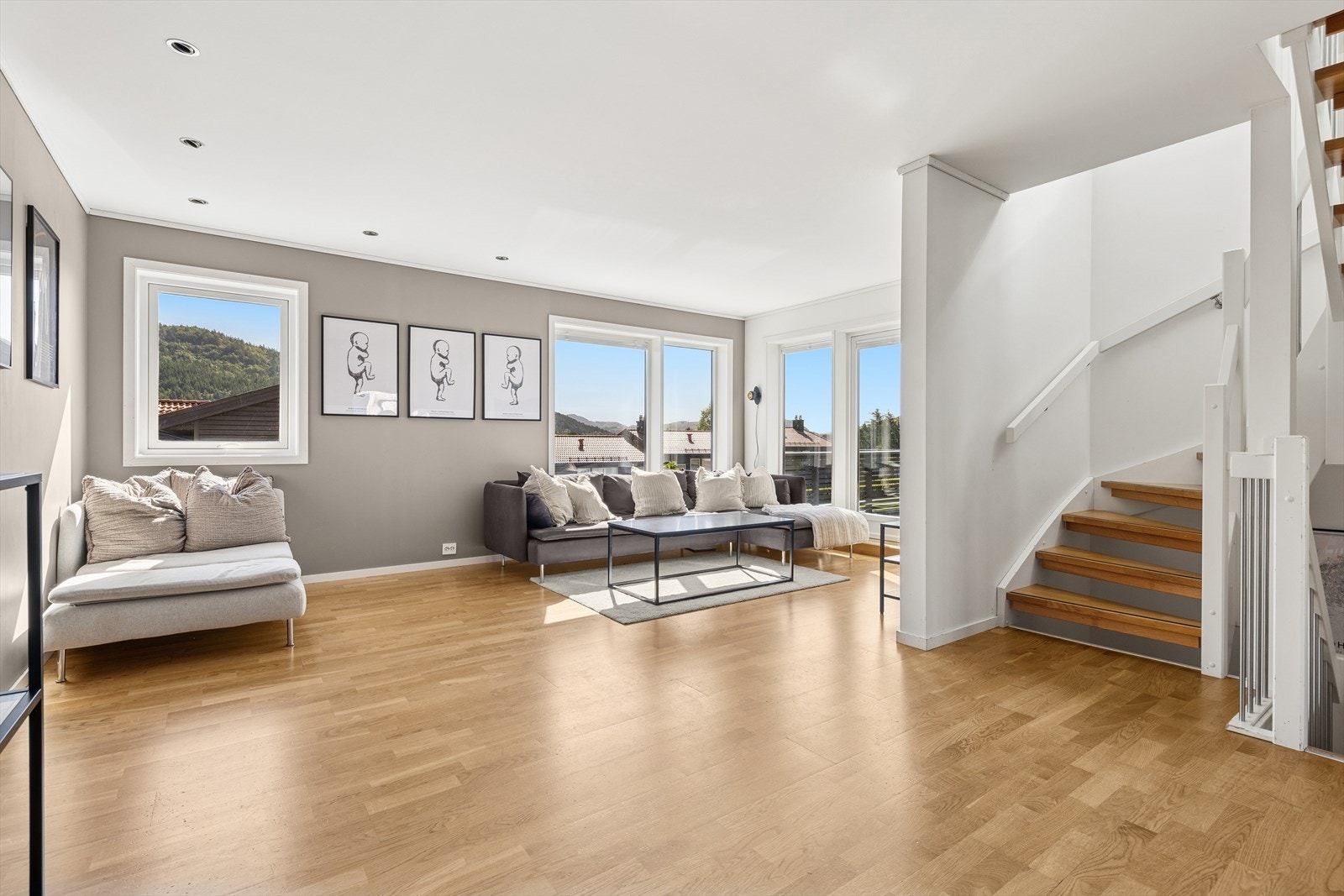 Stuen er åpen og romslig med store vindusflater som slipper inn rikelig med naturlig lys. Galleribilde