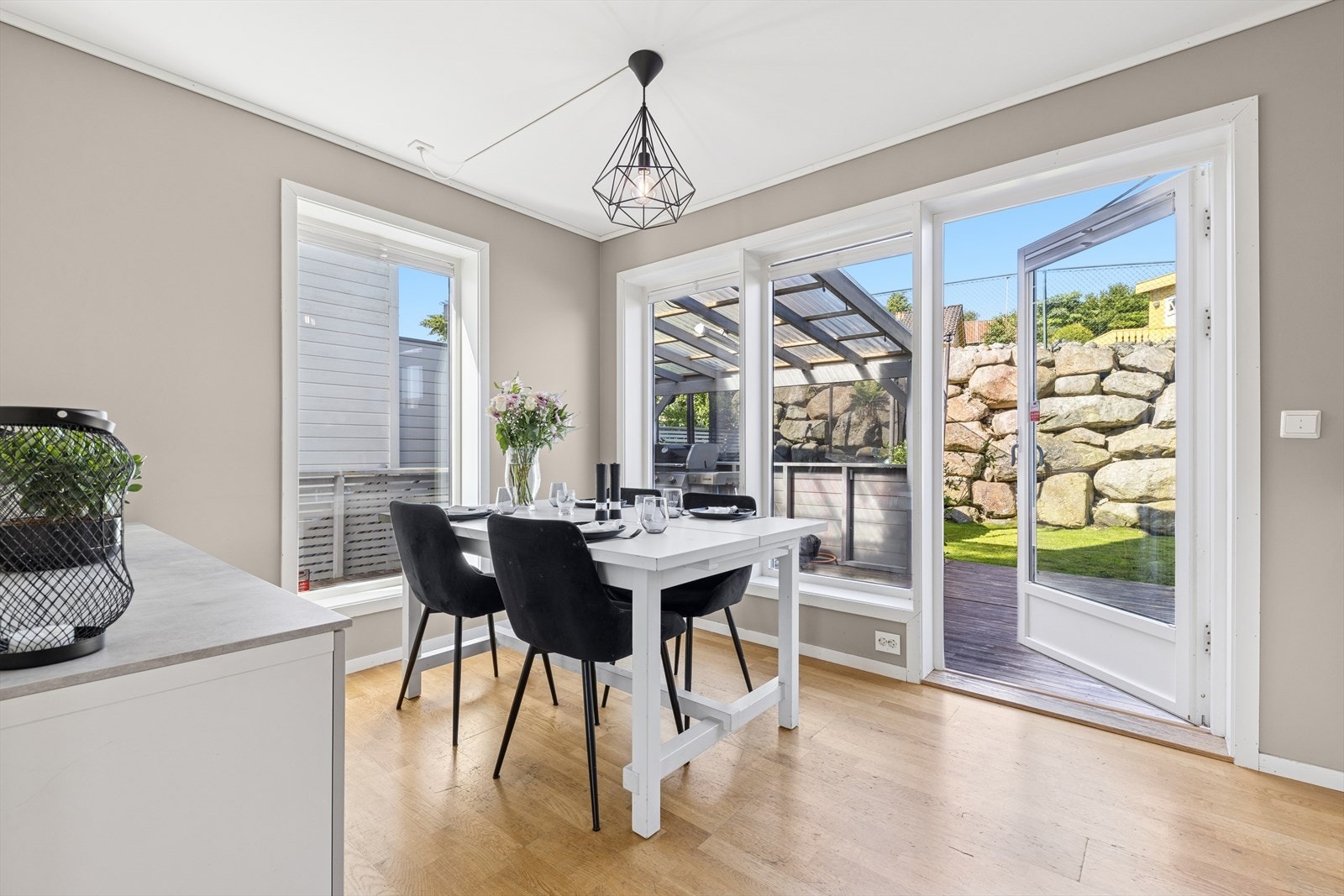 I tilknytning til kjøkkenet er det god plass til spisebord, omgitt av store vindusflater med utsyn mot hagen. Galleribilde