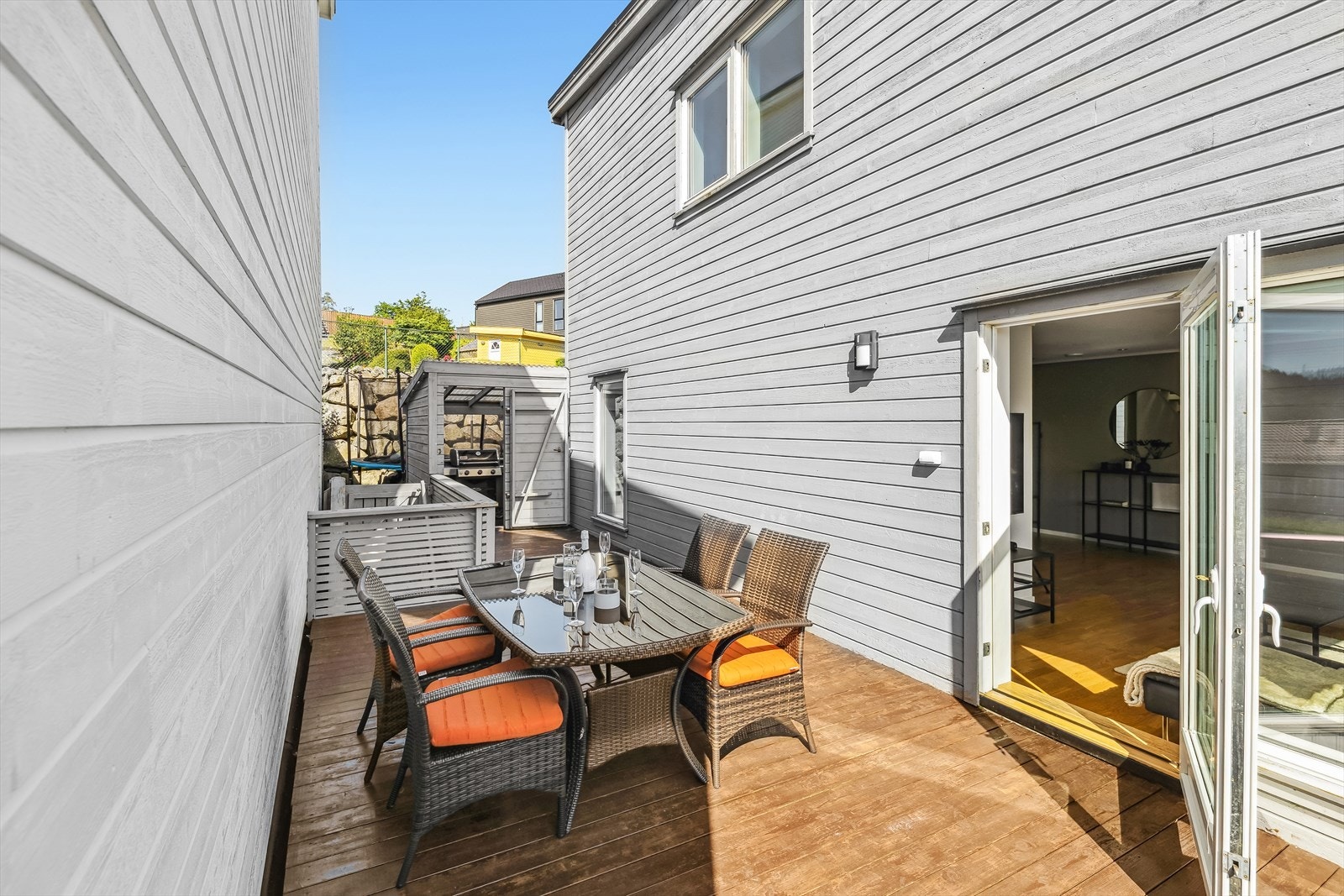 Her det nok av plass til både sitte-sone, grill og mer når flokken samles. Galleribilde