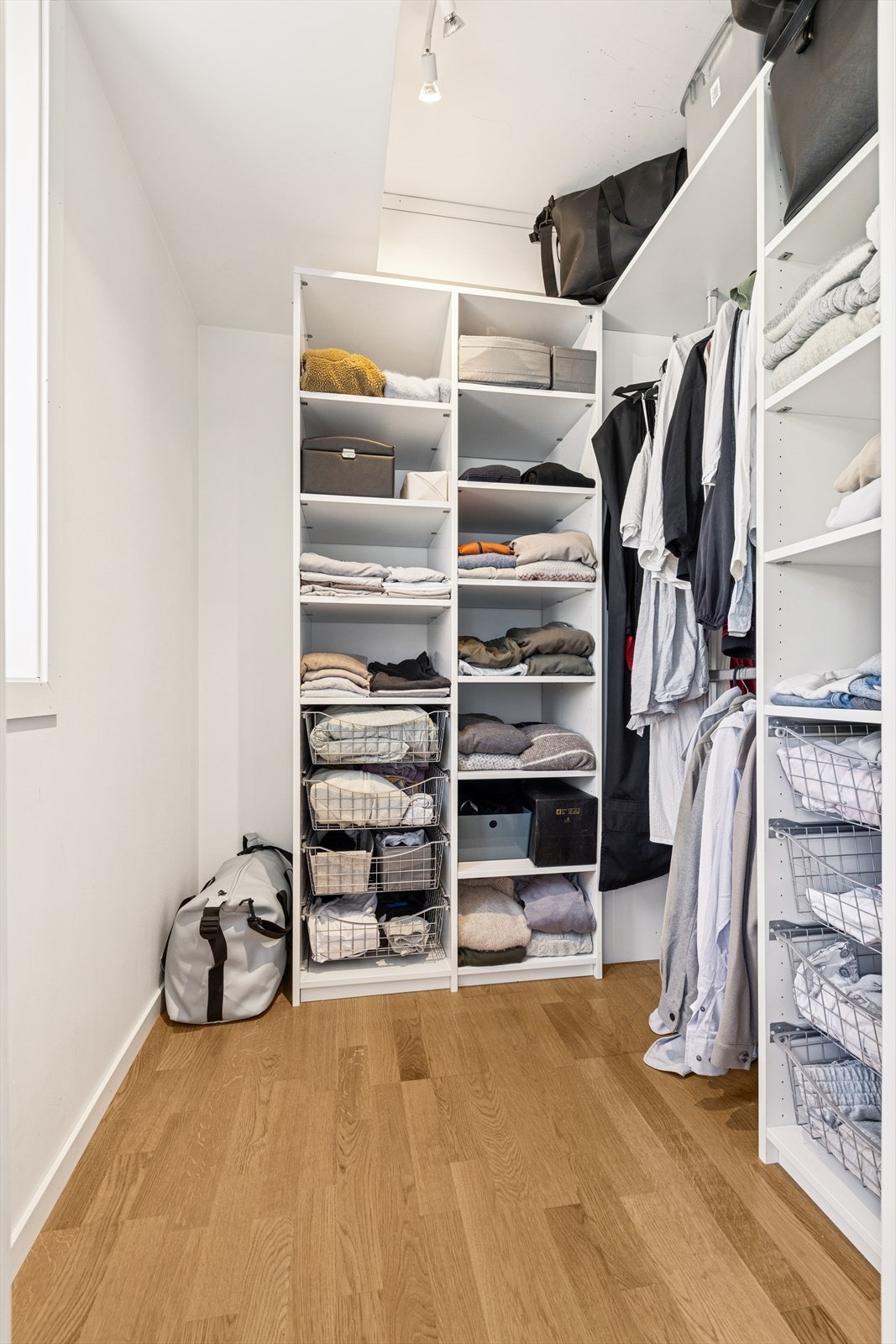 I tillegg har hovedsoverommet tilgang til egen "walk-in". Hverdagsluksus når du først har det. Galleribilde