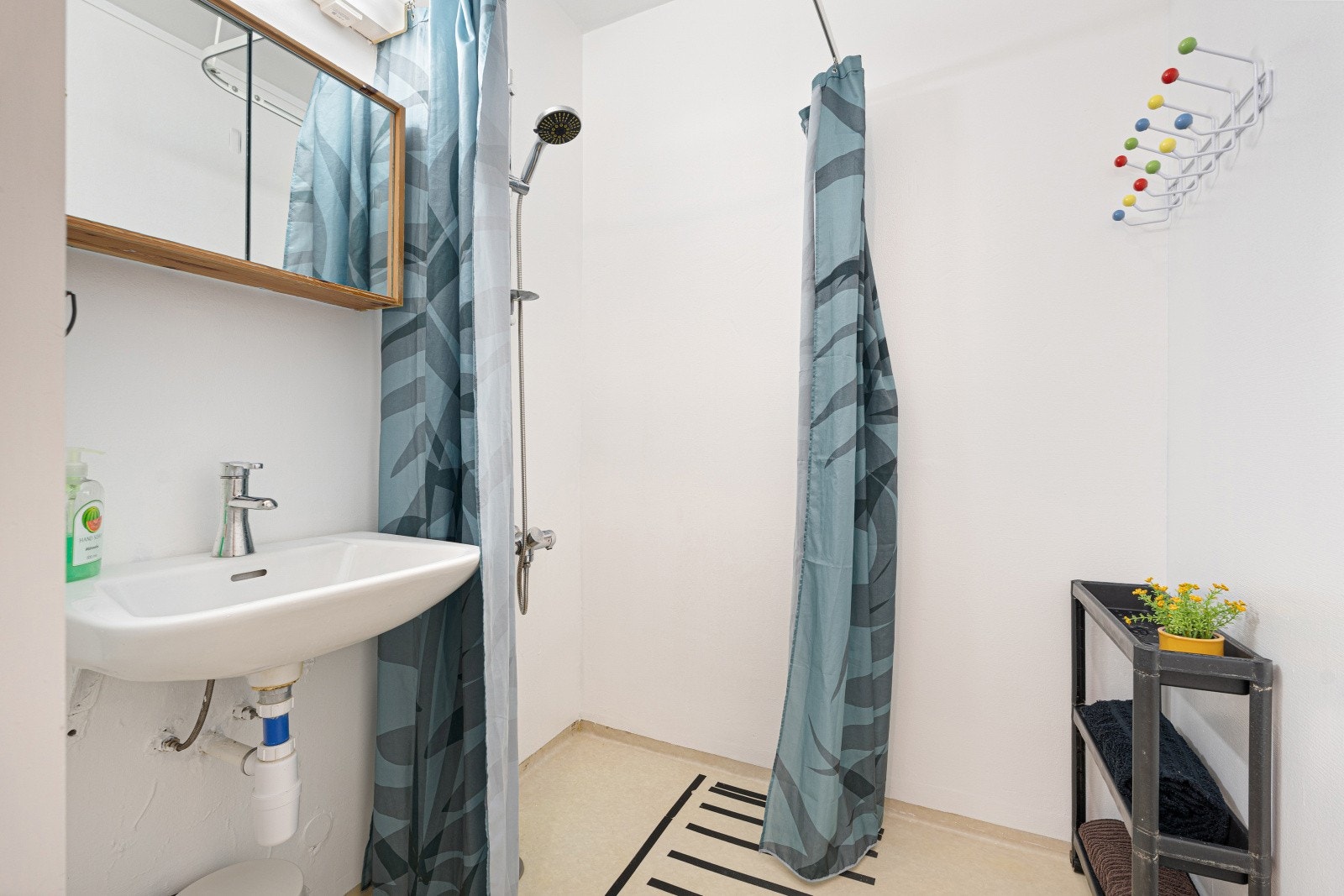 Eldre baderom med funksjonell standard. Galleribilde