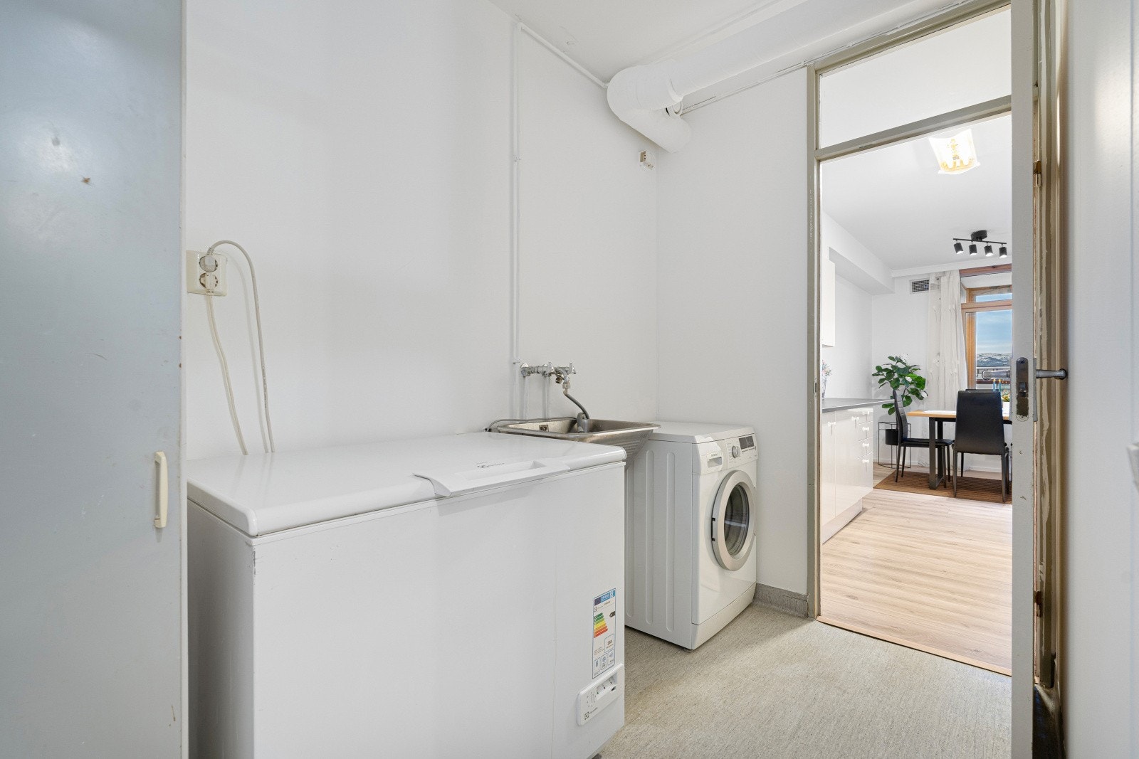 Separat vaskerom som har inngang fra både gang og kjøkken. Galleribilde