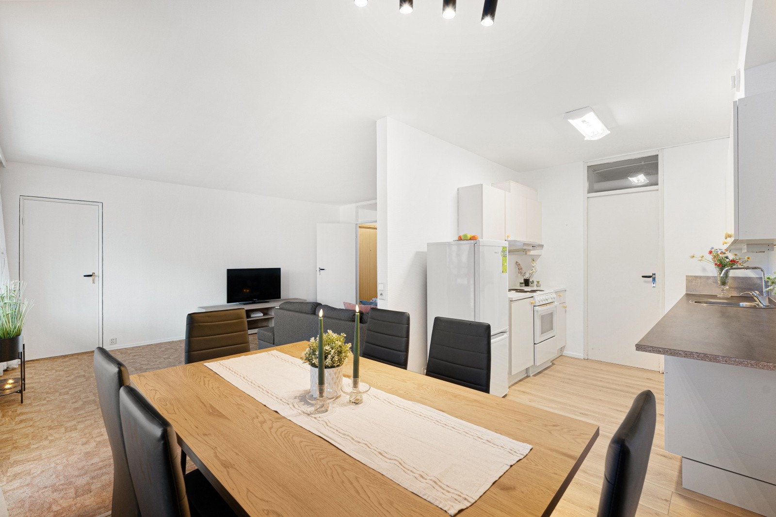 Kjøkken er delvis adskilt fra stue. Galleribilde