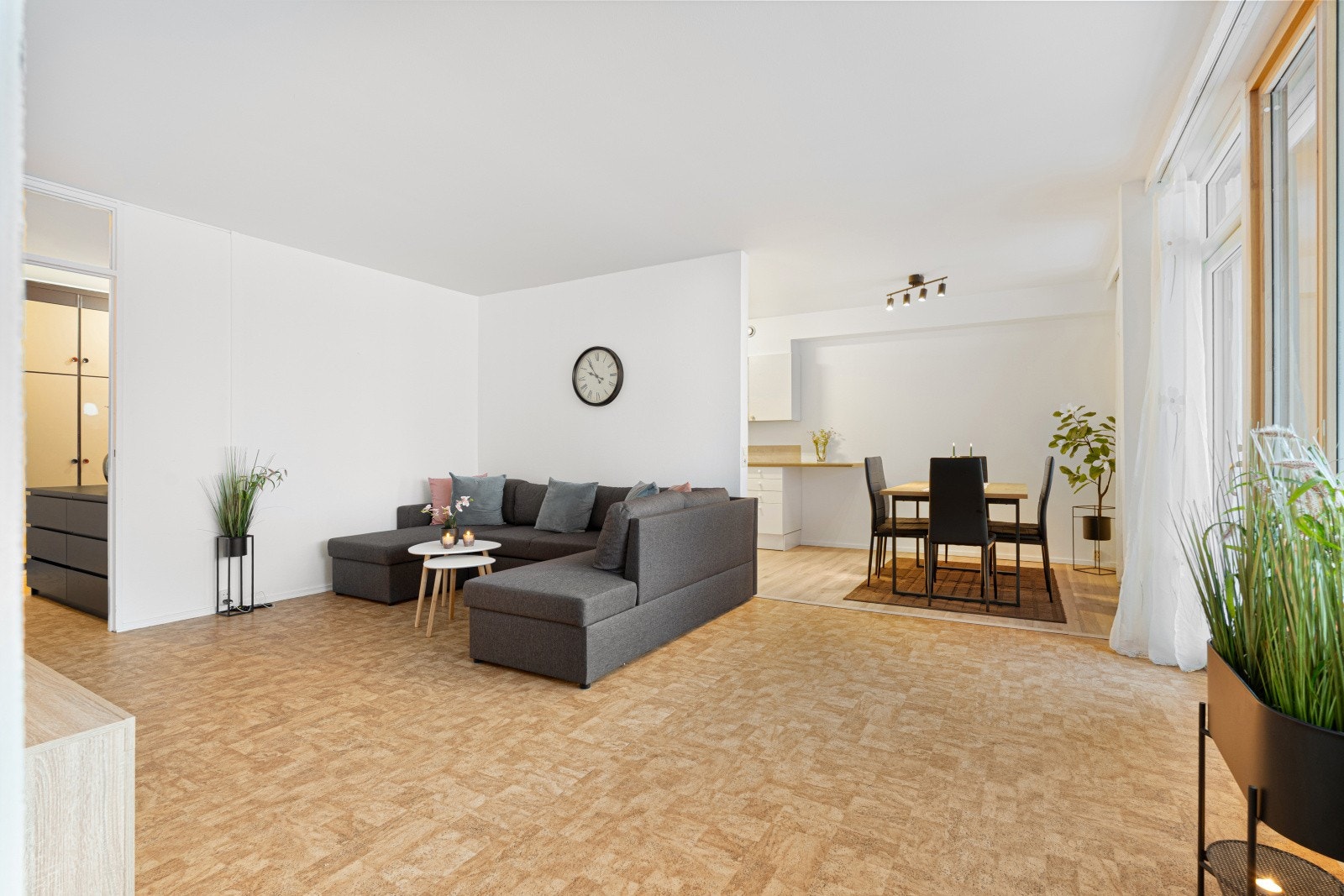 Kabel-TV, Internett, Kommunale avgifter, vasking av fellesareal etc. er inkl. i fellesutgiftene. Galleribilde