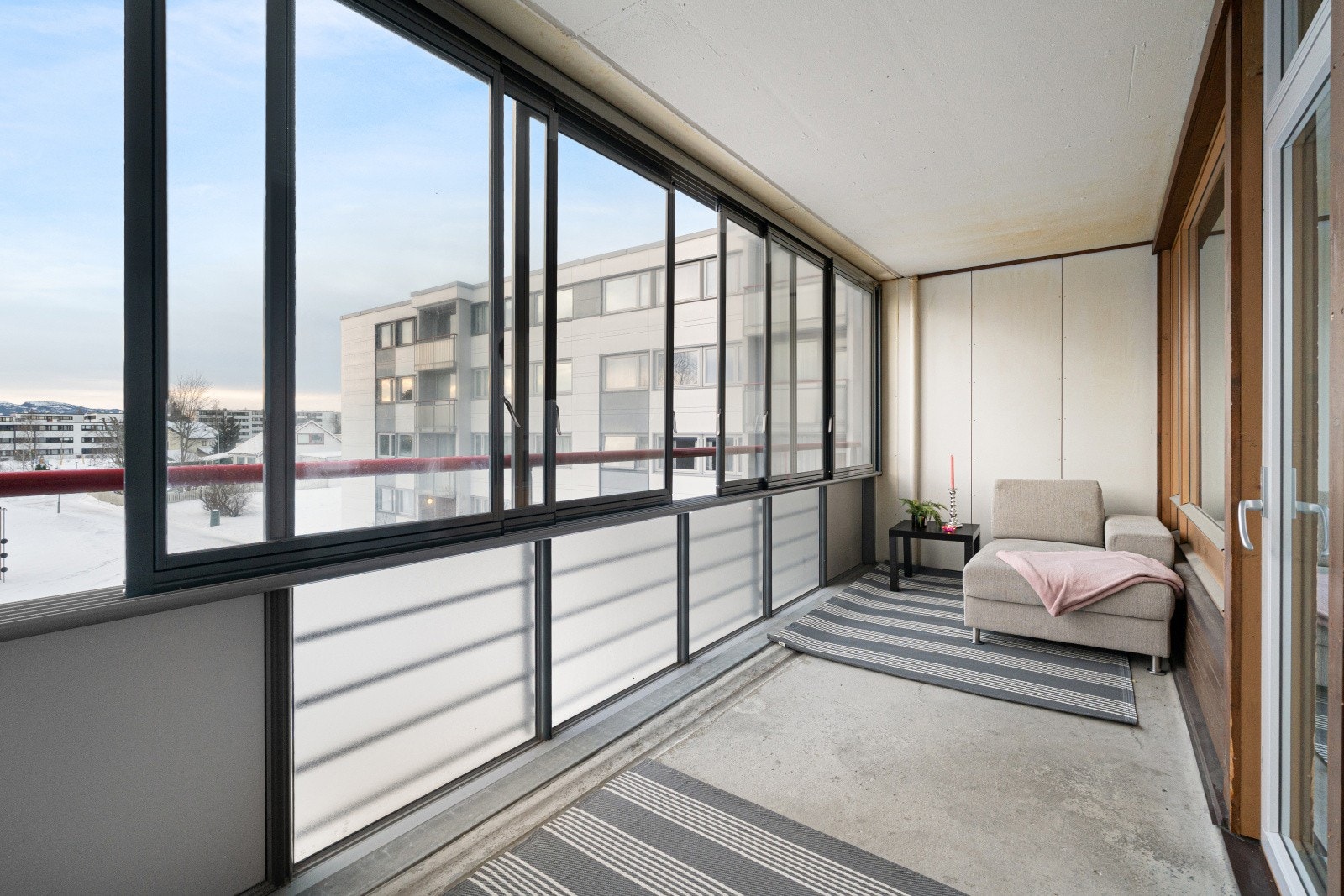 Leiligheten har en innglasset balkong på 11 kvm som har godt med plass for utemøblement. Galleribilde