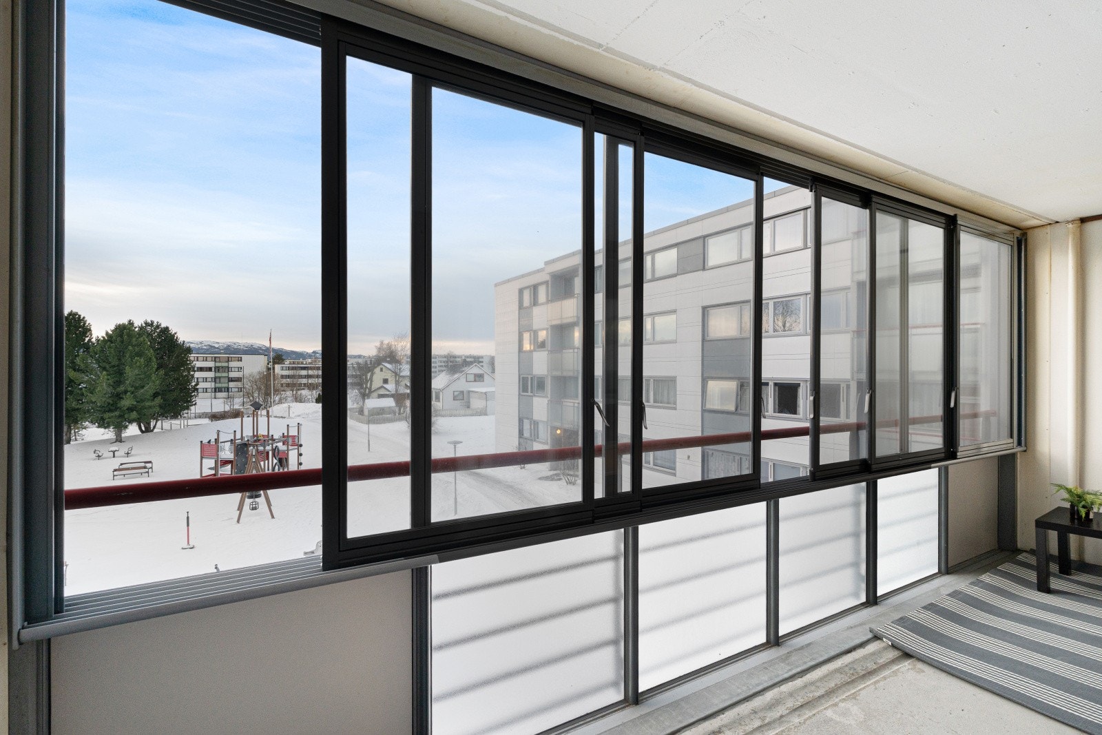 Balkongen er sørvendt og har ettermiddag/kveldssol. Galleribilde