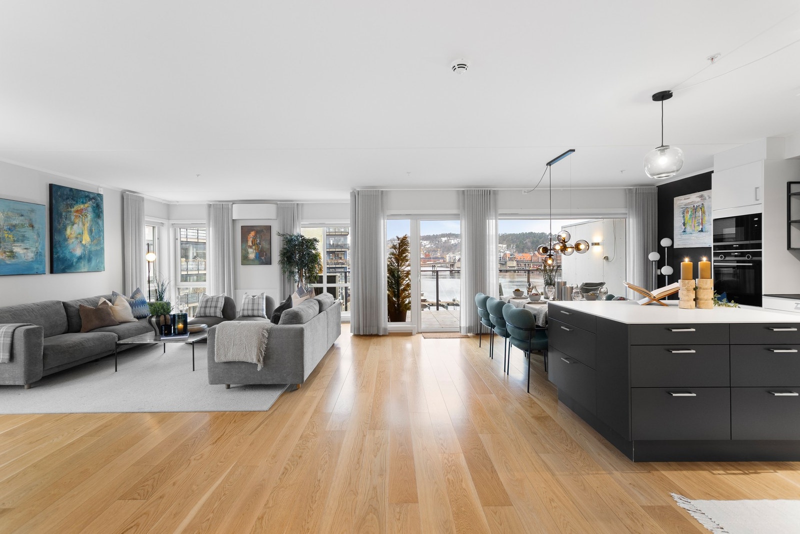 Stor stue med kjøkken i åpen løsning. Galleribilde