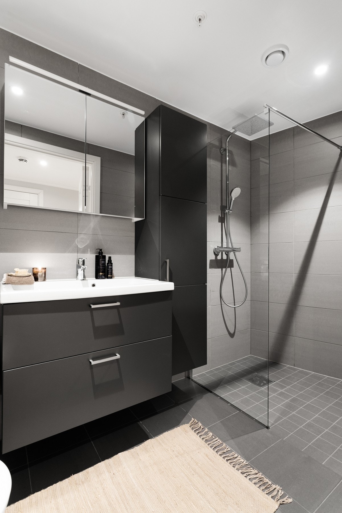 Bad nr.2 har samme kvaliteter med dusjsone, vegghengt toalett og servant med innredning. Galleribilde