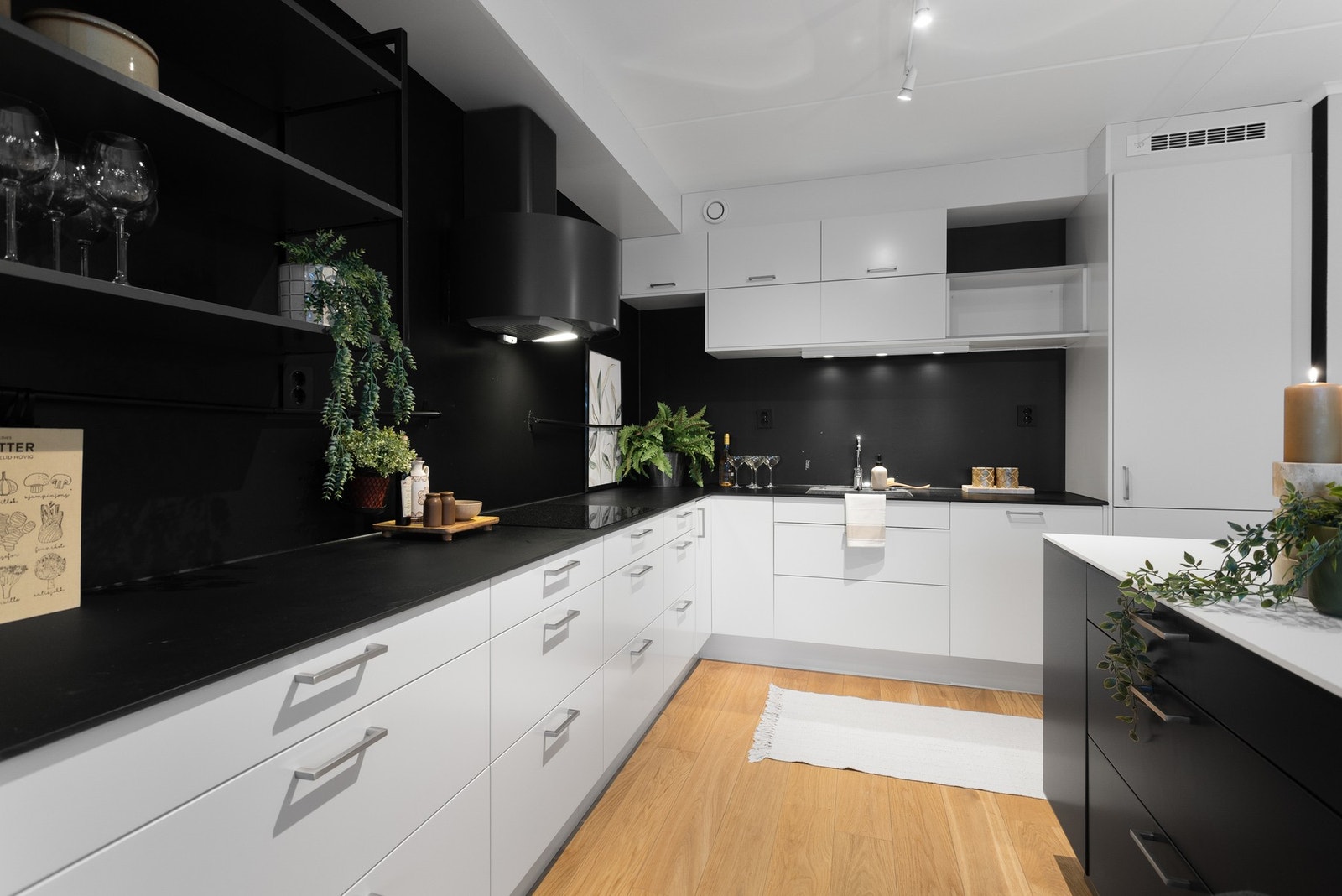 Kjøkkenet har Sigdal innredning og hvitevarer fra Siemens. Galleribilde