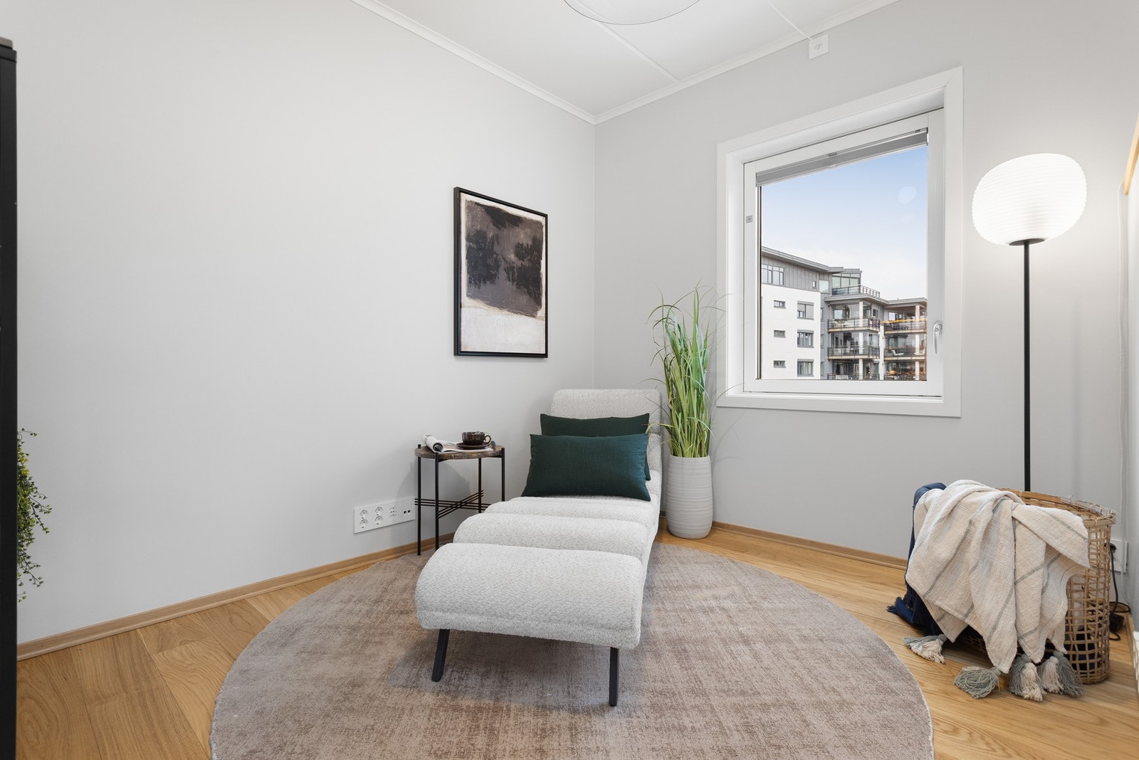 Stuen har egen avskjermet kontor/stillesone. Galleribilde