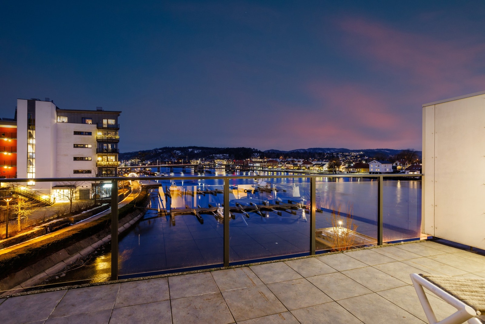 Stor balkong med utsikt til elven og kveldssol. Galleribilde