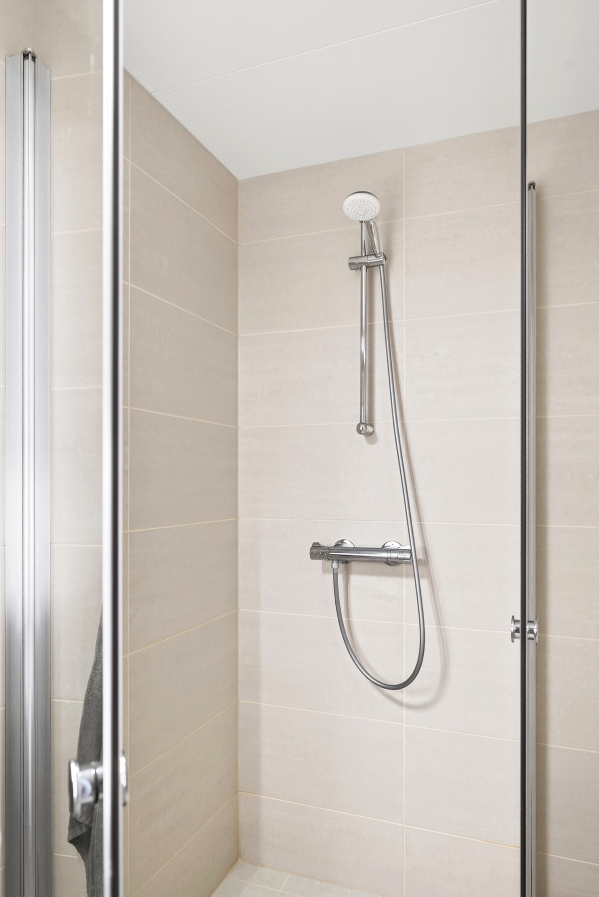 Romslig dusjhjørne med innfellbare dusjvegger. Galleribilde