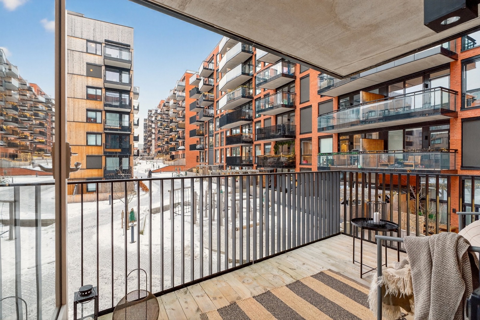 Fra balkongen er det fint utsyn inn mot skjermet gårdsrom. Balkongen er nord-vestvendt balkong på ca. 7,5 kvm. Galleribilde