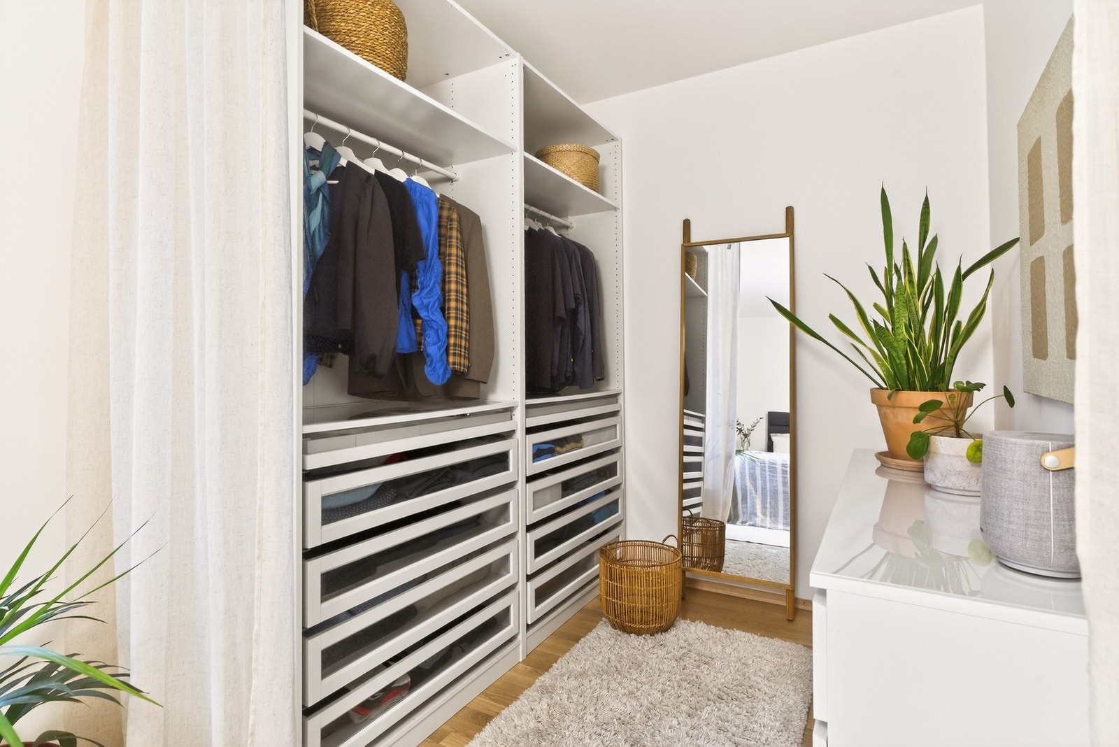 Praktisk garderobeavdeling på hovedsoverommet som gir svært gode oppbevaringsmuligheter. Galleribilde