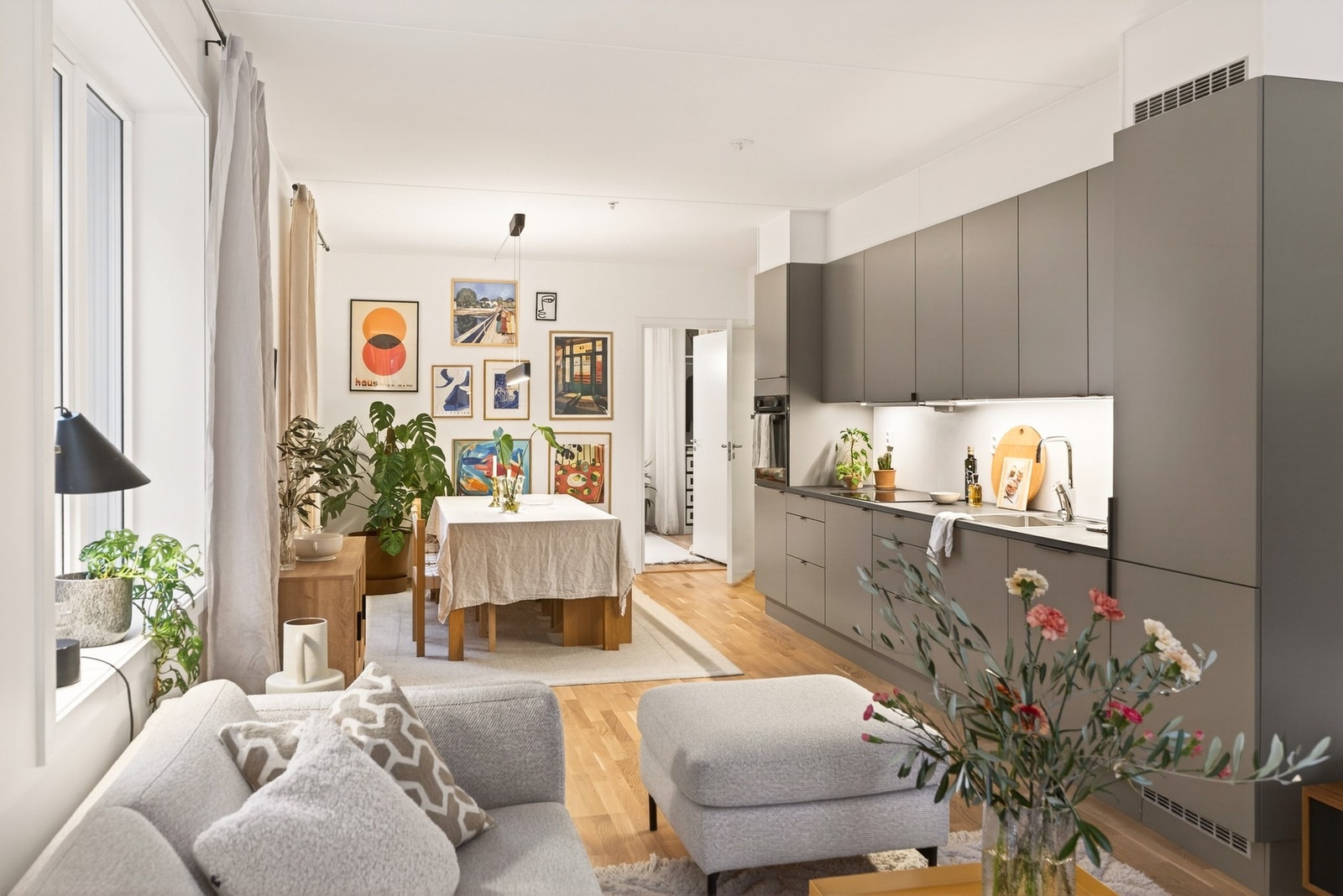 Velegnet plass til stor spisebordsgruppe. Galleribilde