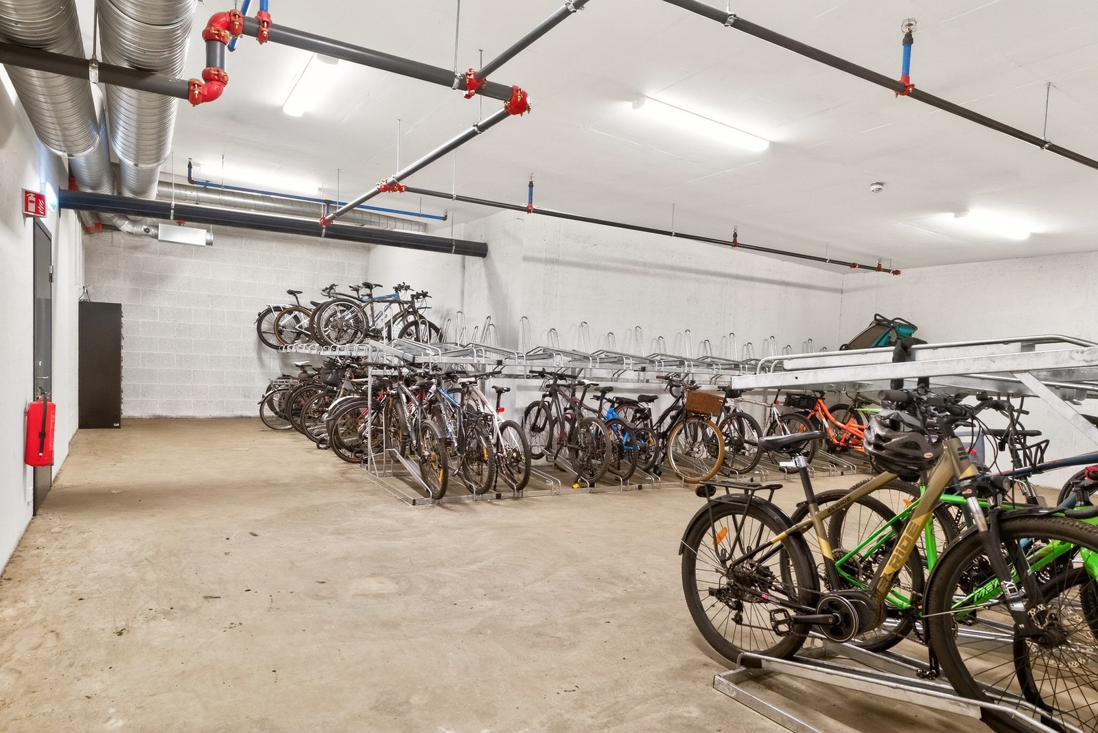 Borettslaget har felles sykkelparkering i kjelleren. Galleribilde