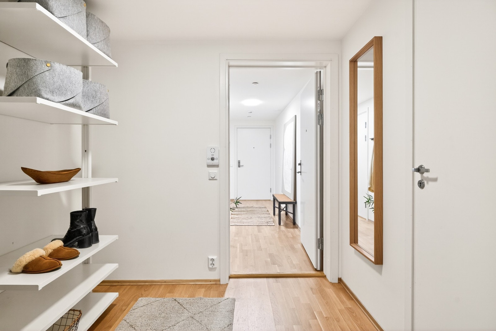 Brann- og lydklassifisert entrédør. Det er heis i bygget og trappefri adkomstmuligheter. Galleribilde