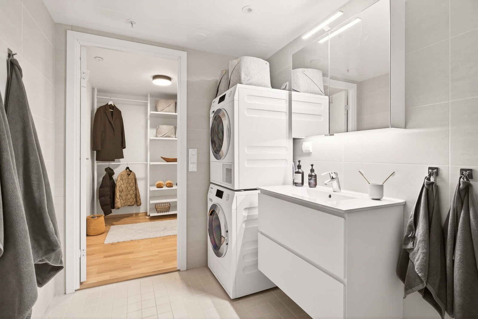 Delikat flislagt hovedbad med svært god størrelse med vannbåren varme i gulv og downlights i himlingen. Galleribilde