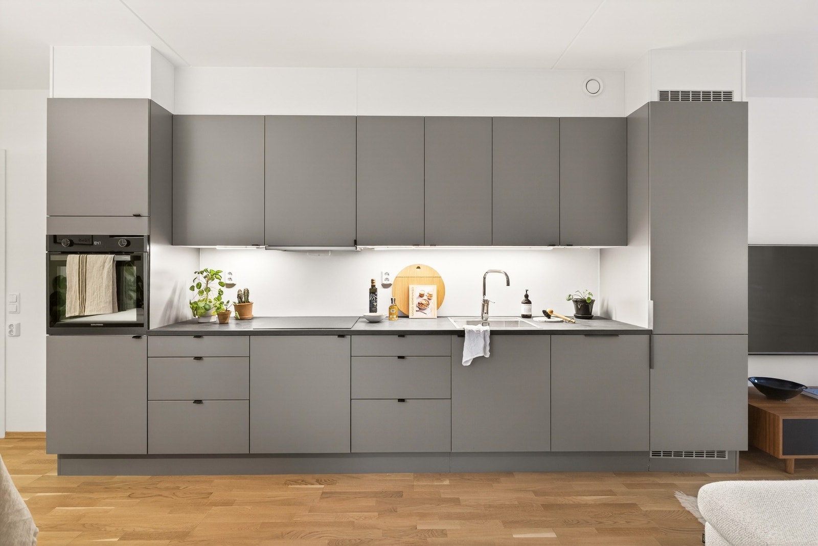 Integrert induksjonstopp, stekeovn, oppvaskmaskin og kjøl/frys. Galleribilde