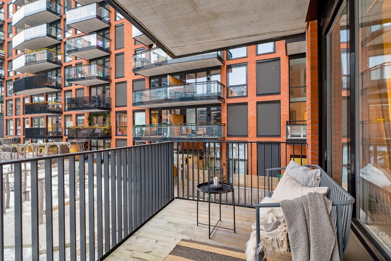 Balkongen er overbygget noe som øker bruksverdien. Galleribilde