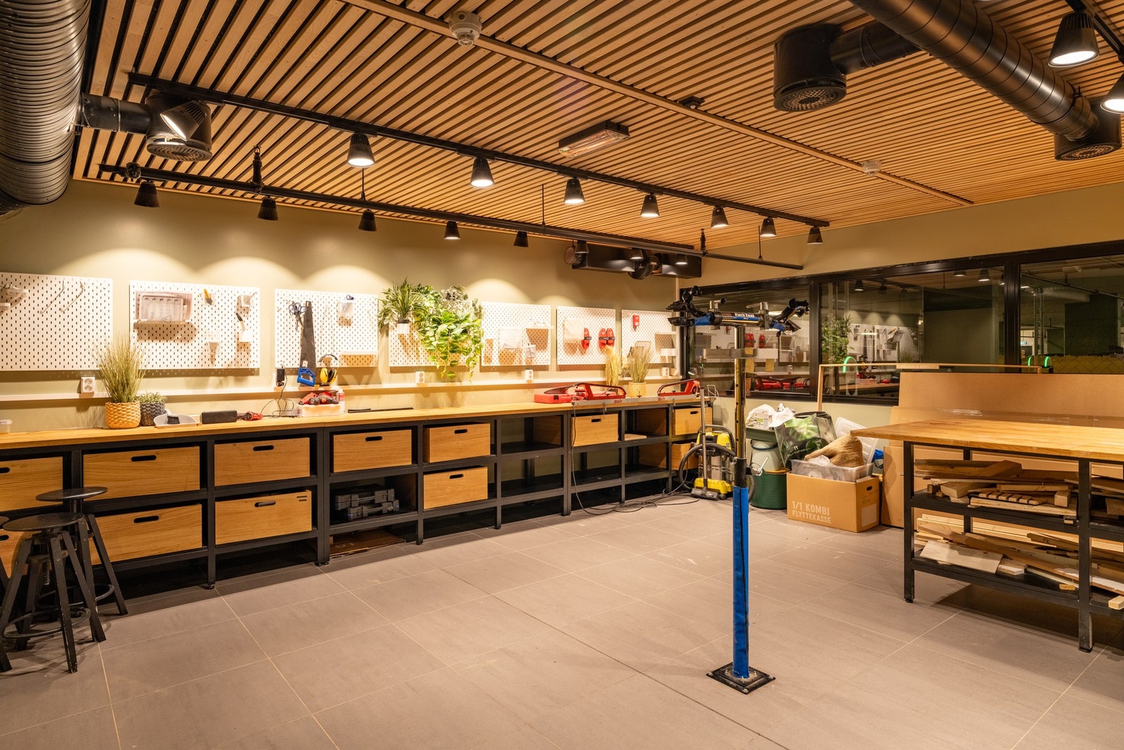 Felles sykkelverksted og smørebod for ski. Galleribilde