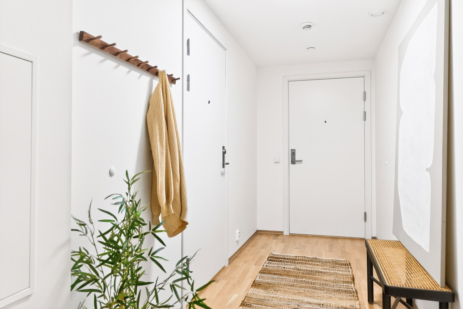 Boligen har en praktisk felles entré/gang med egen inngang til hoveddel og hybeldelen. Galleribilde