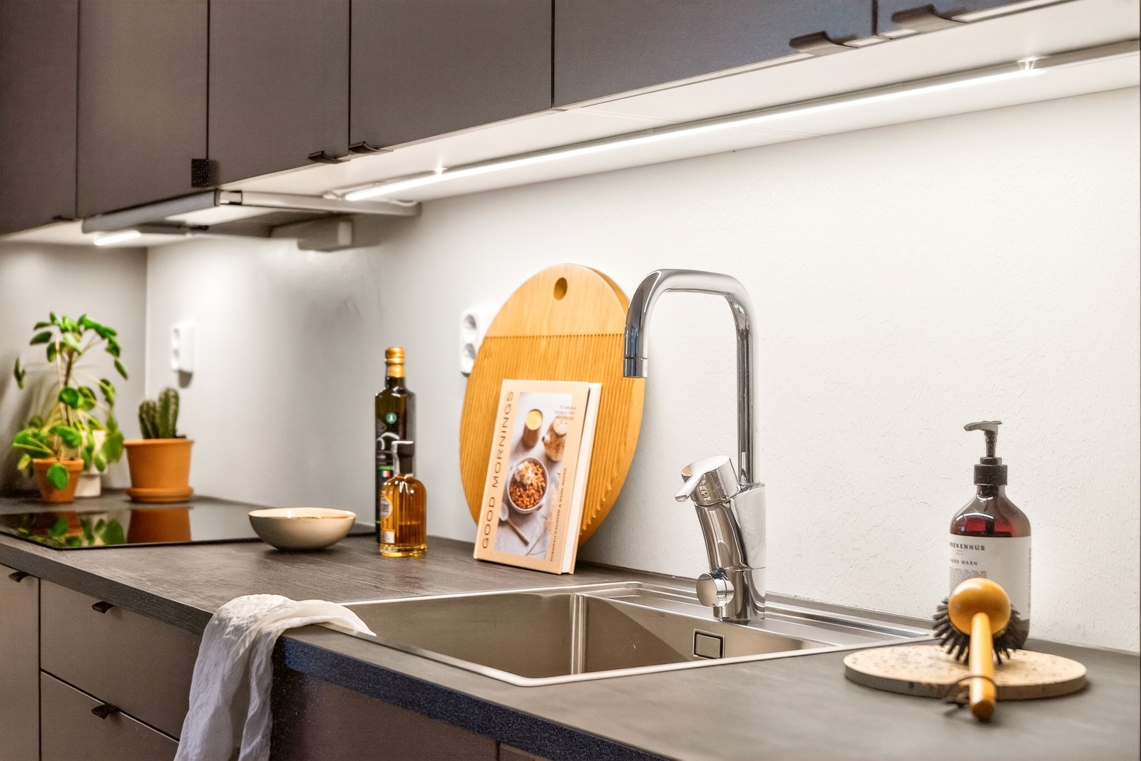 Komfyrvakt og lekkasjestopper er montert. Slimline ventilator i innredningen. Galleribilde