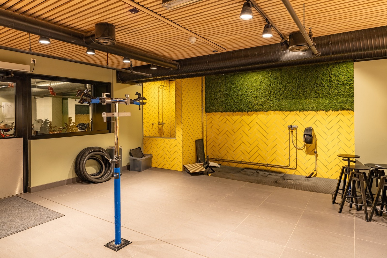 Felles sykkelverksted/smørebod for ski. Galleribilde