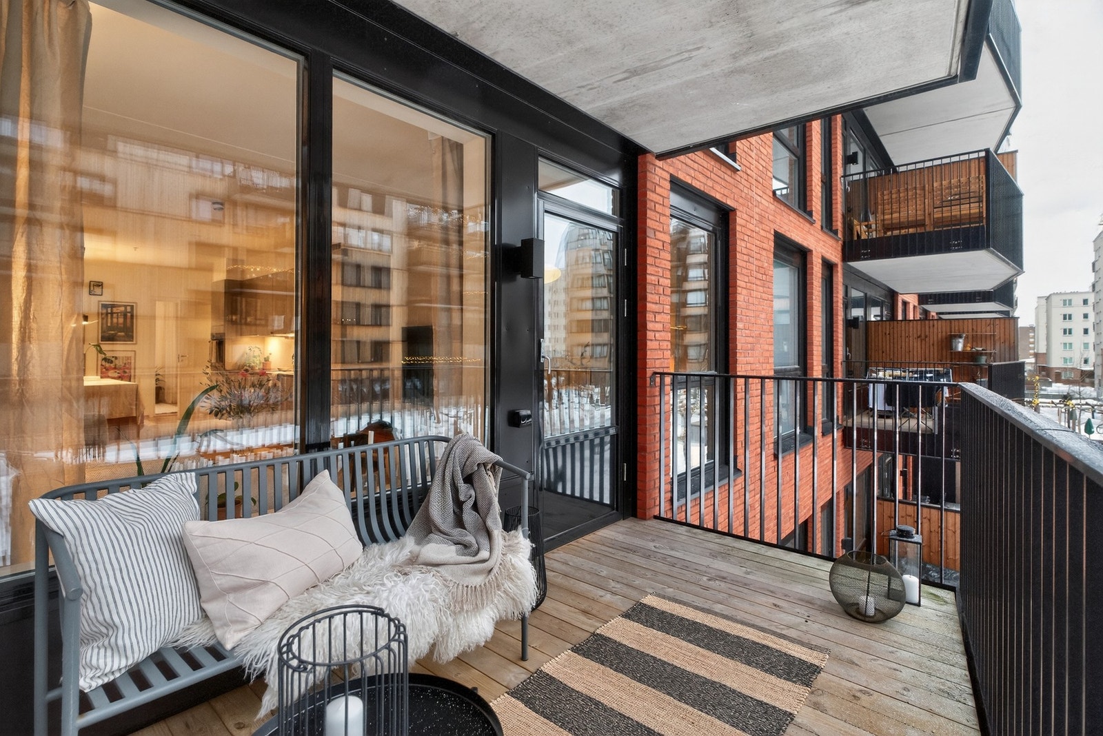 Det er plass til utemøblement og grill. Det er tillatt med gass- og elektrisk grill. Galleribilde