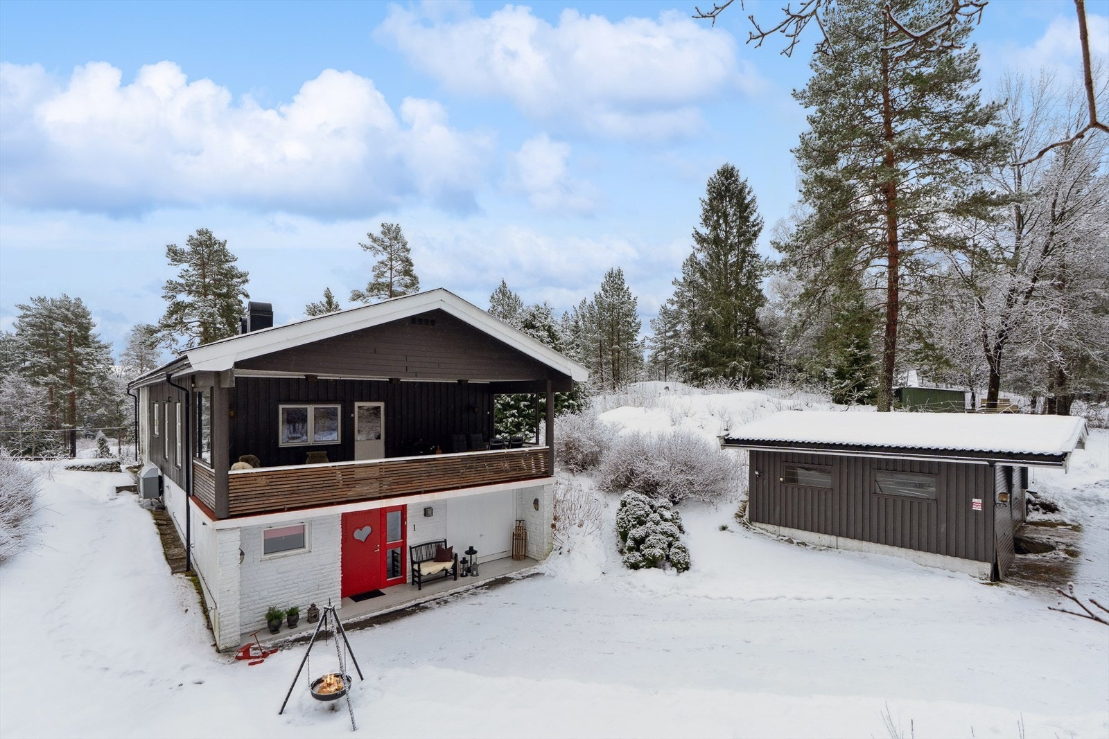 Det er godt med plass til biler på egen steinlagt gårdsplass, samt tilhørende garasje på 27 kvm Galleribilde