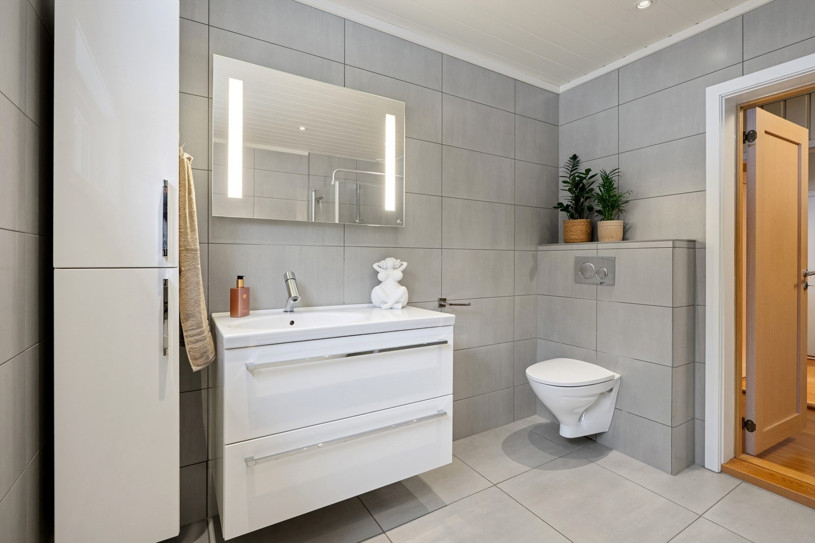 Det er godt med oppbevaringsplass i baderomsinnredningen Galleribilde