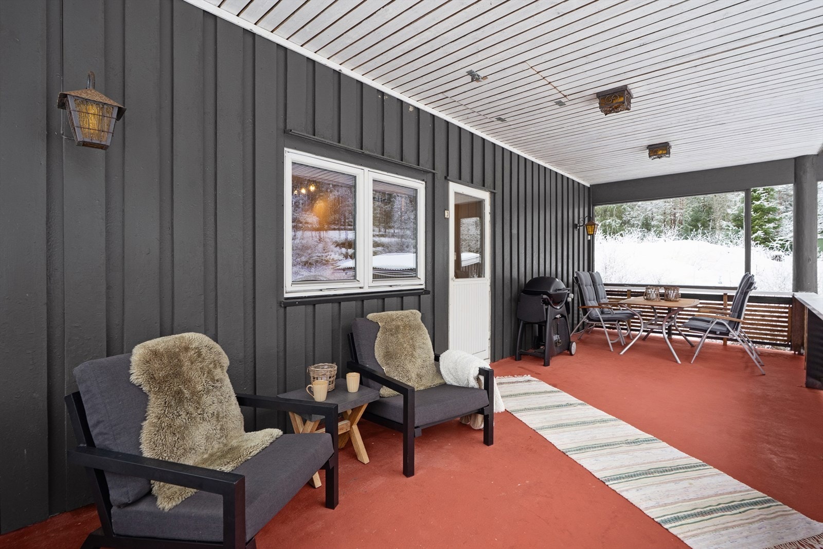 Fra gang i 1. etasje er det adkomst til overbygget terrasse som også er på ca. 22 kvm Galleribilde