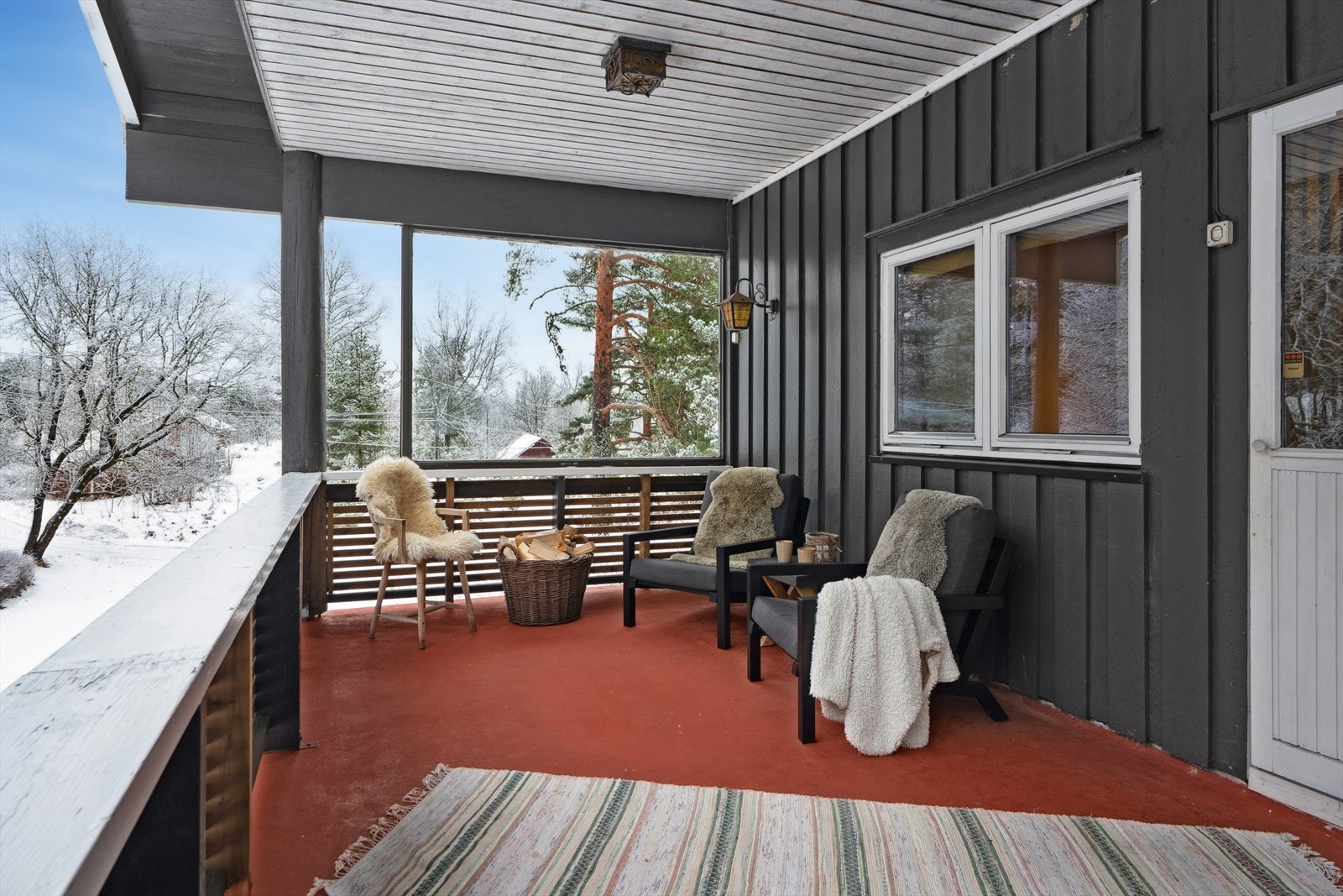 Det er god plass til to sittegrupper og grill. Uteplassen er vendt mot nordvest, og her kan solen og fine kvelder nytes Galleribilde