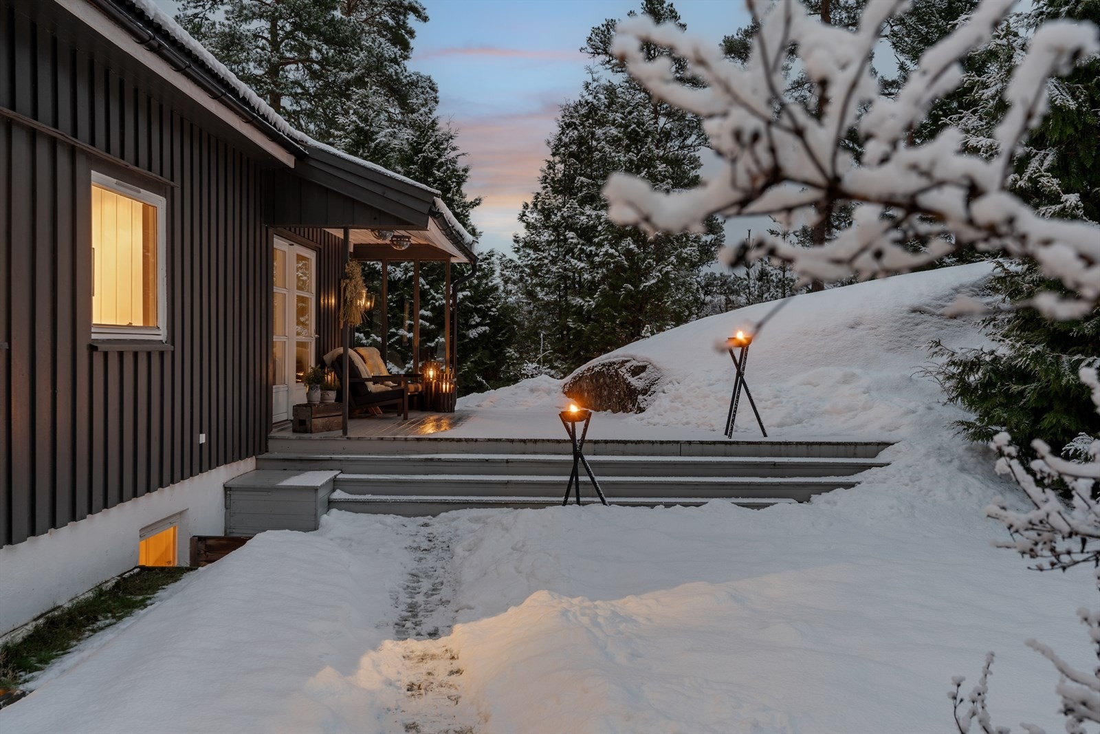 Uteplassen har adkomst fra stuen Galleribilde